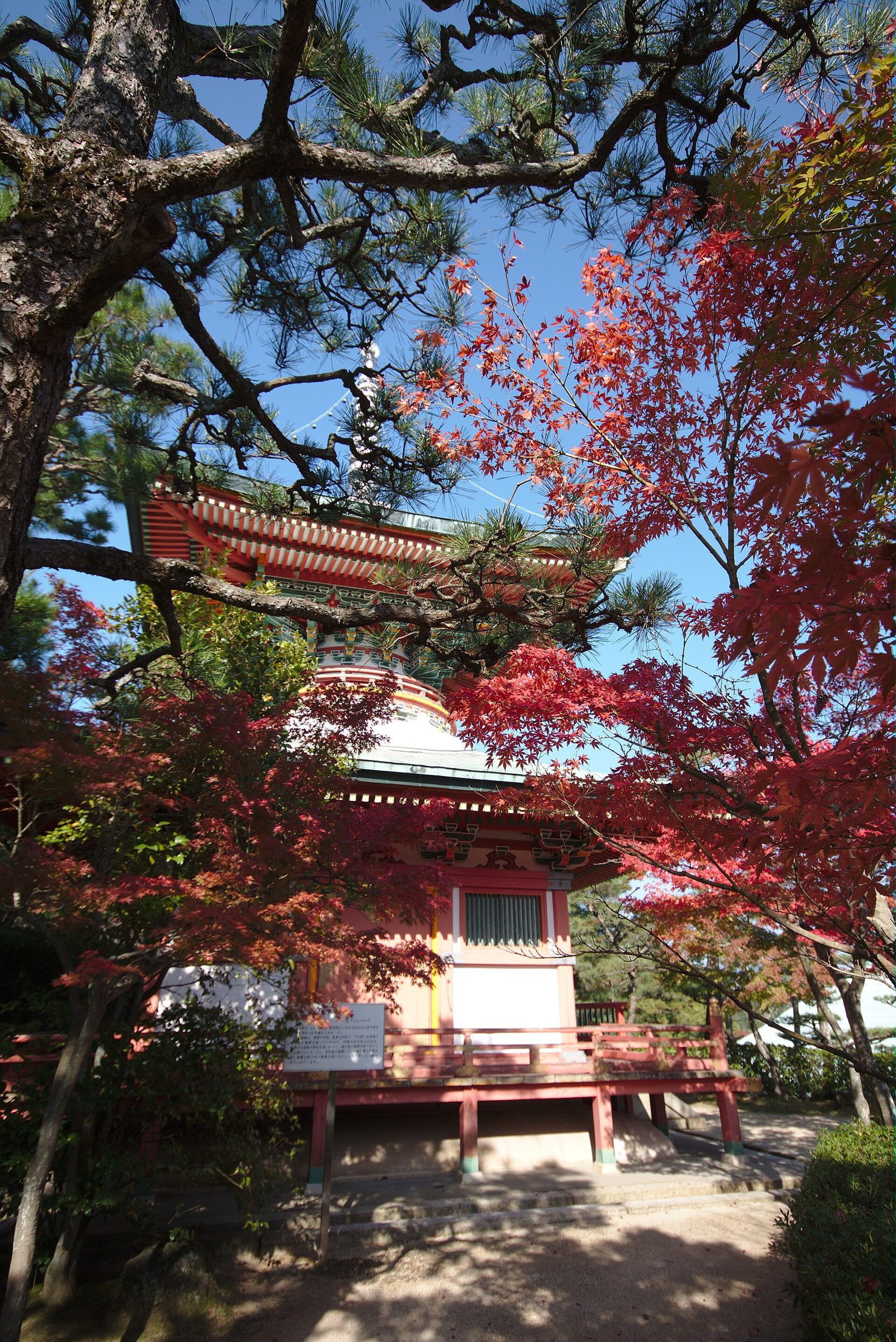 耕三寺の丹色の多宝塔