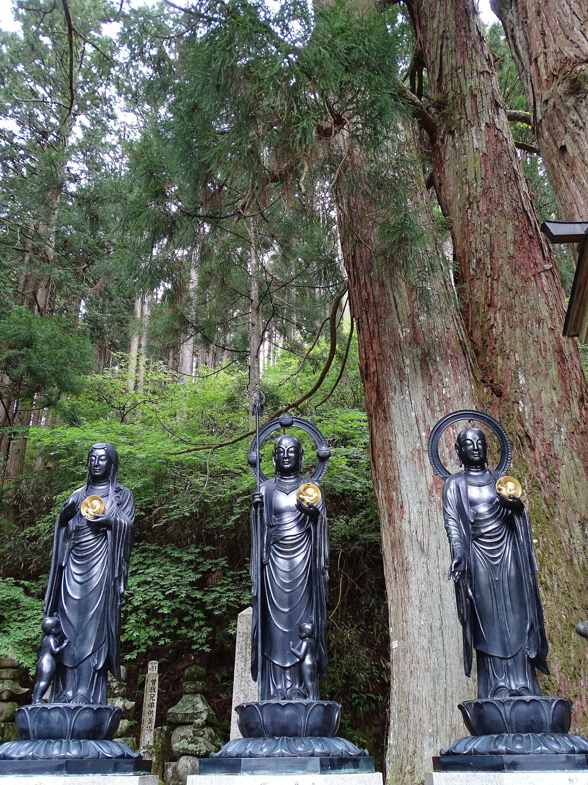 奥之院の参道に並ぶ石仏群