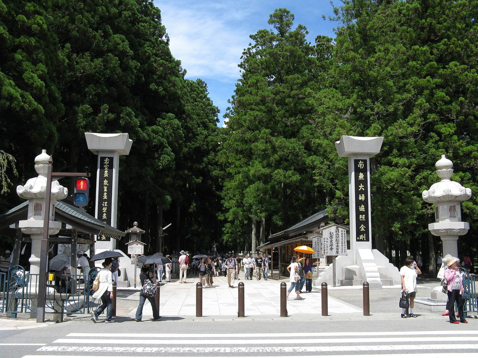 高野山観光にレンタカーは必要?奥の院は徒歩のみ・世界遺産きっぷ4,210円で山内バス2日乗り放題・車が要るのは龍神温泉と丹生都比売神社