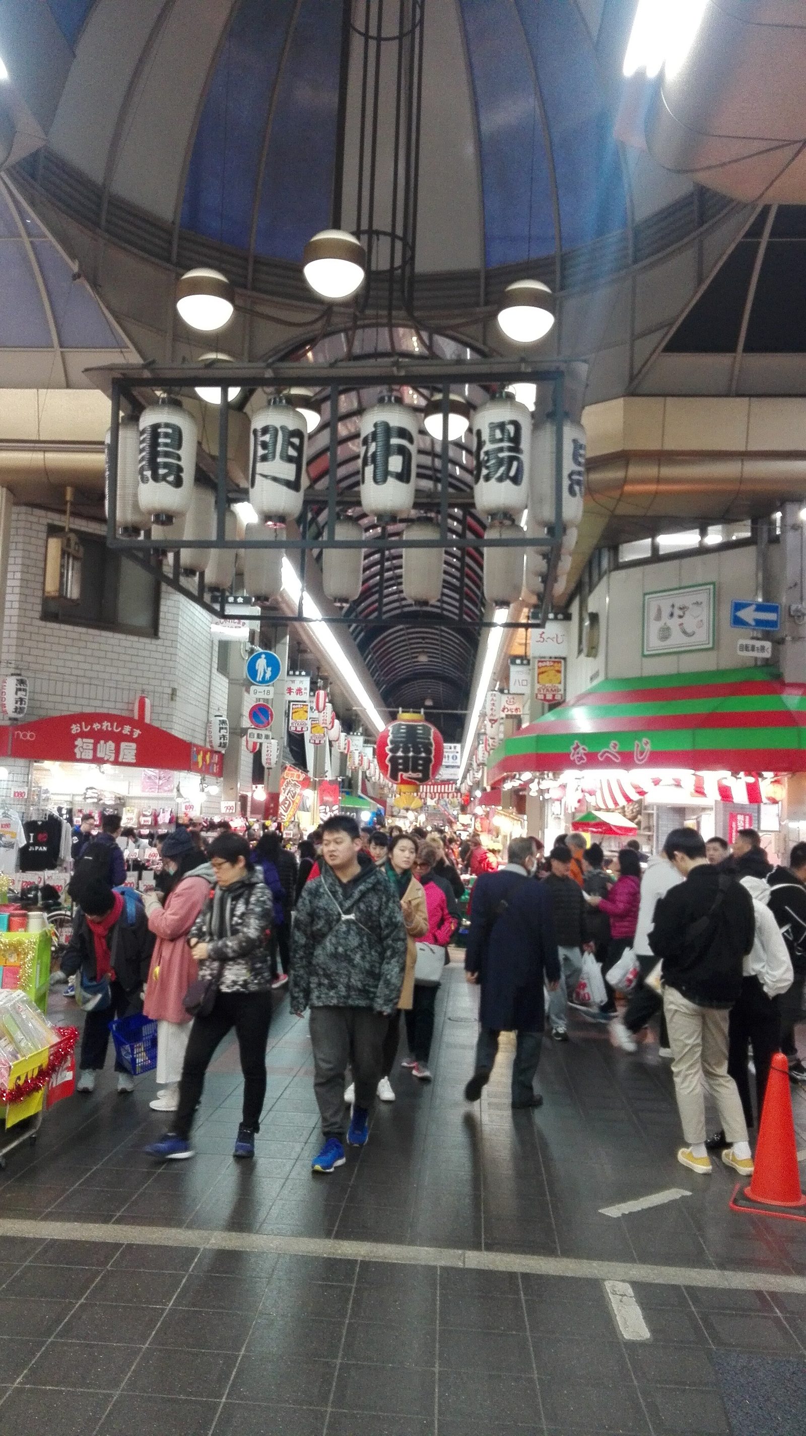 黒門市場の食べ歩き｜まぐろや黒銀・西川鮮魚店を営業時間つきで