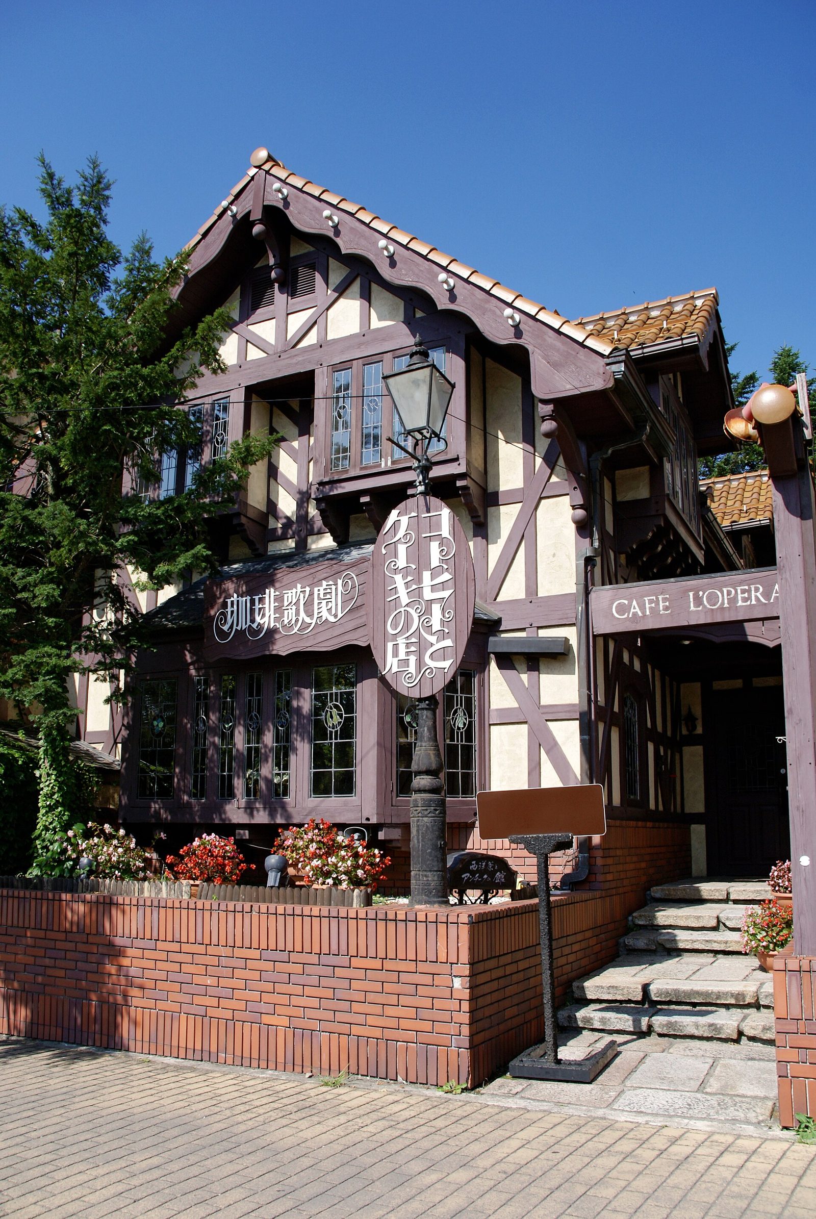 旧軽井沢ロータリー周辺の洋館風の喫茶店の建物