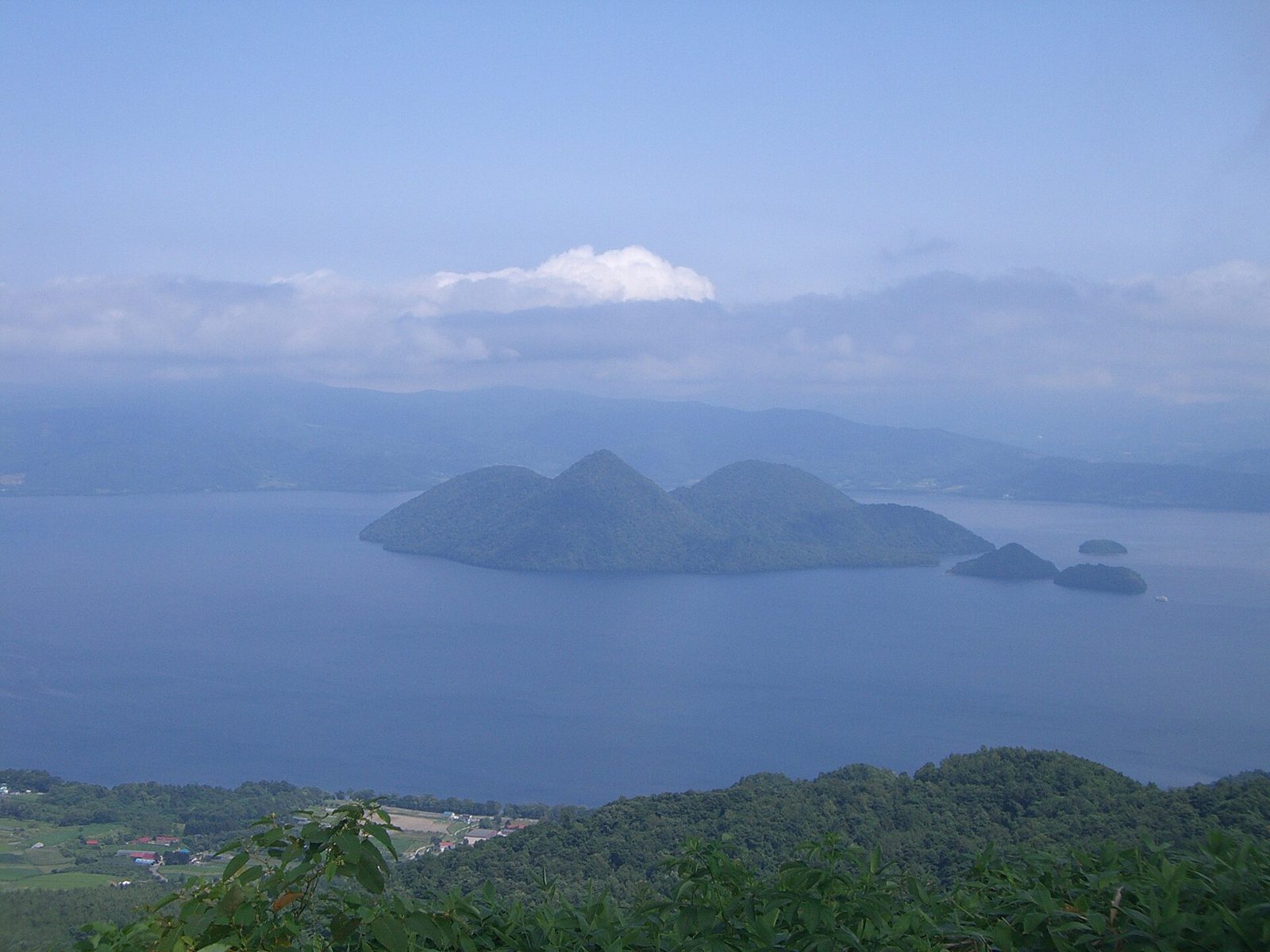 洞爺湖と中央に浮かぶ中島を高台から見渡した風景