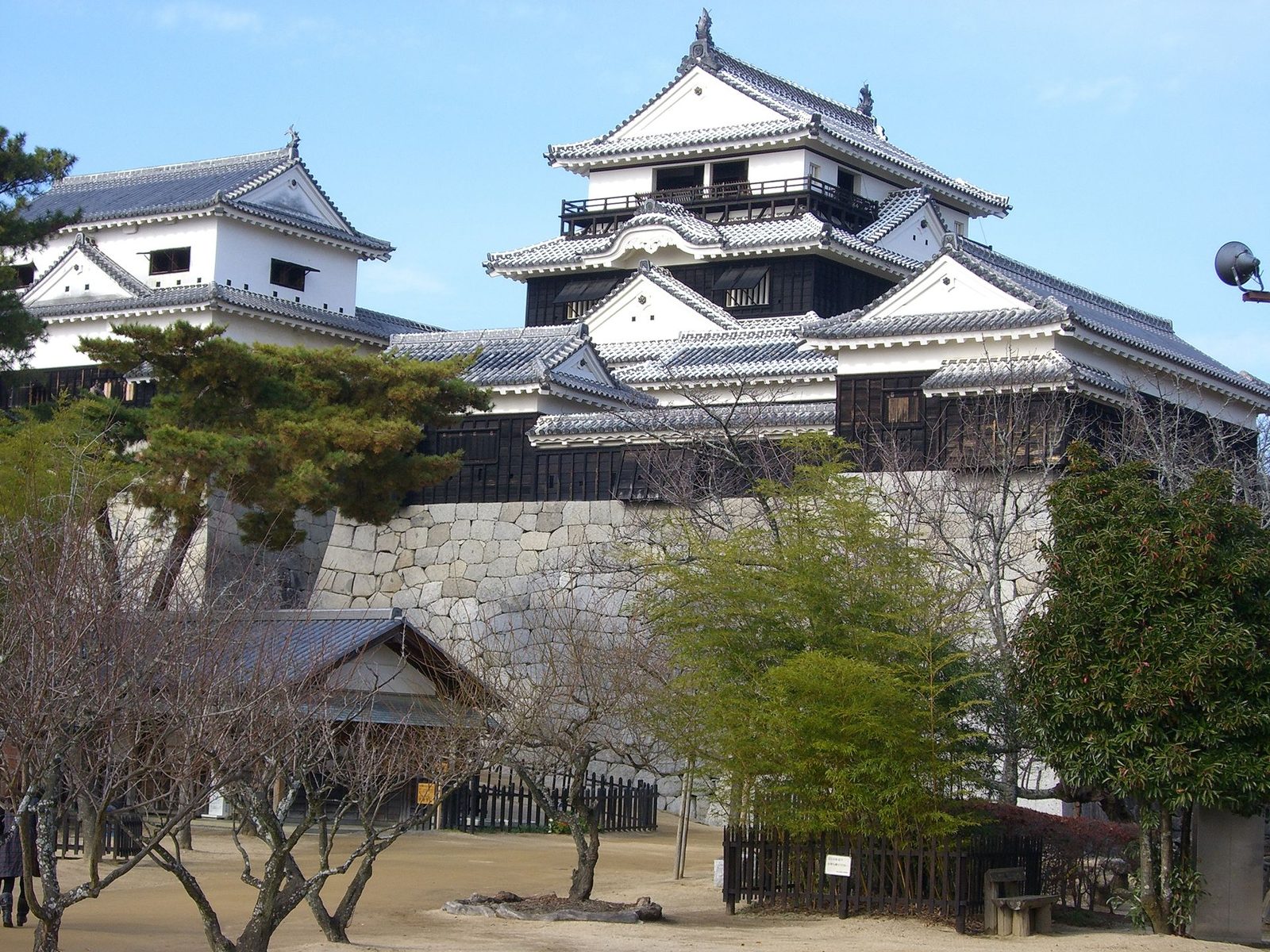 現存12天守の一つ、松山城の天守
