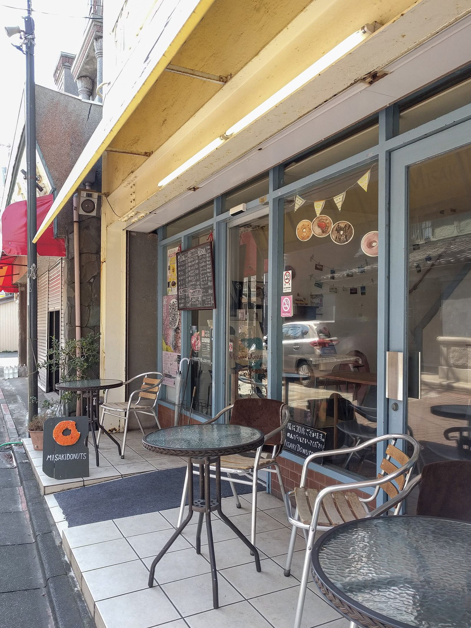 ミサキドーナツ三崎本店の店先。テラス席と「MISAKI DONUTS」の看板