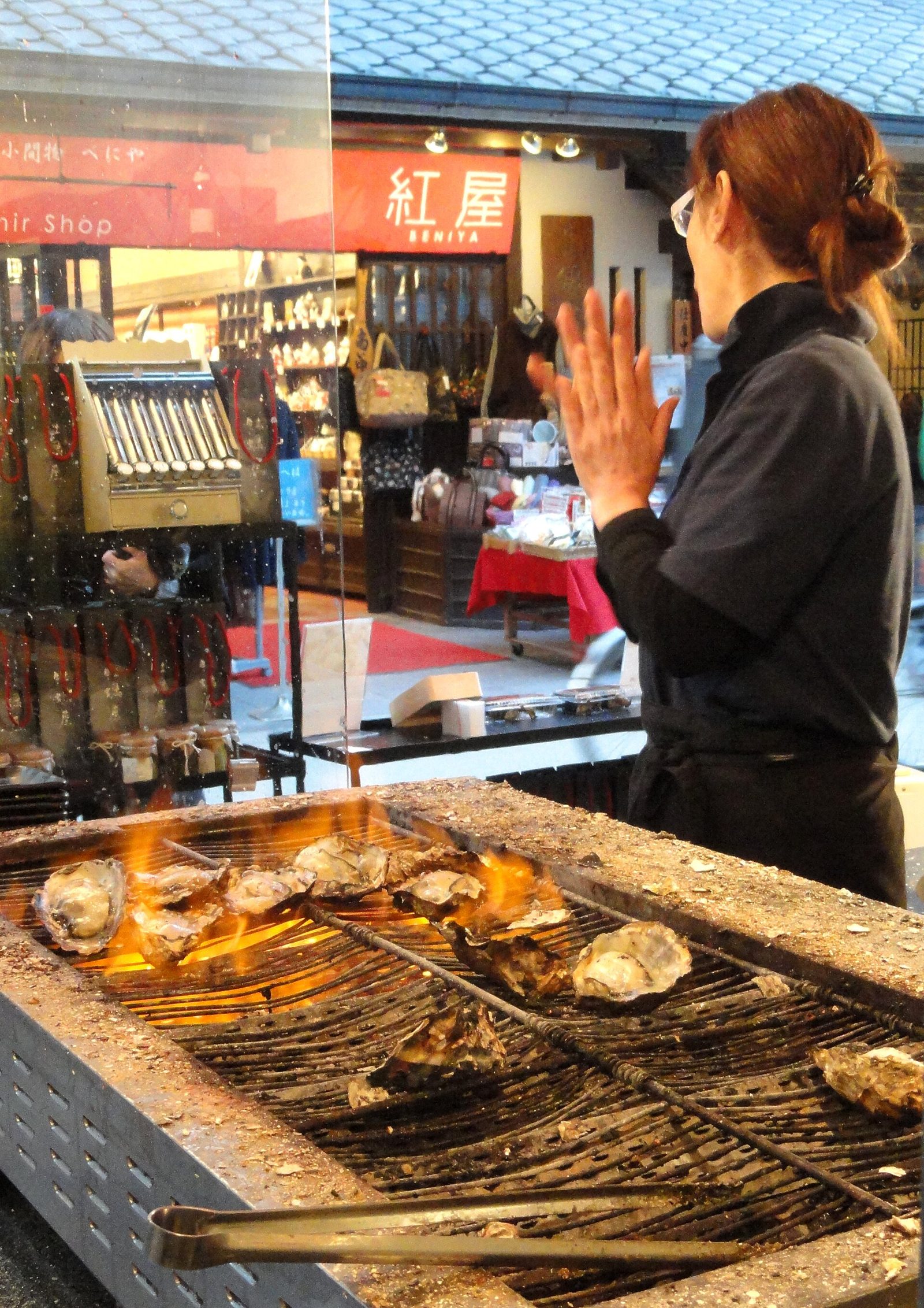 宮島の店先で炭火焼きにされる牡蠣
