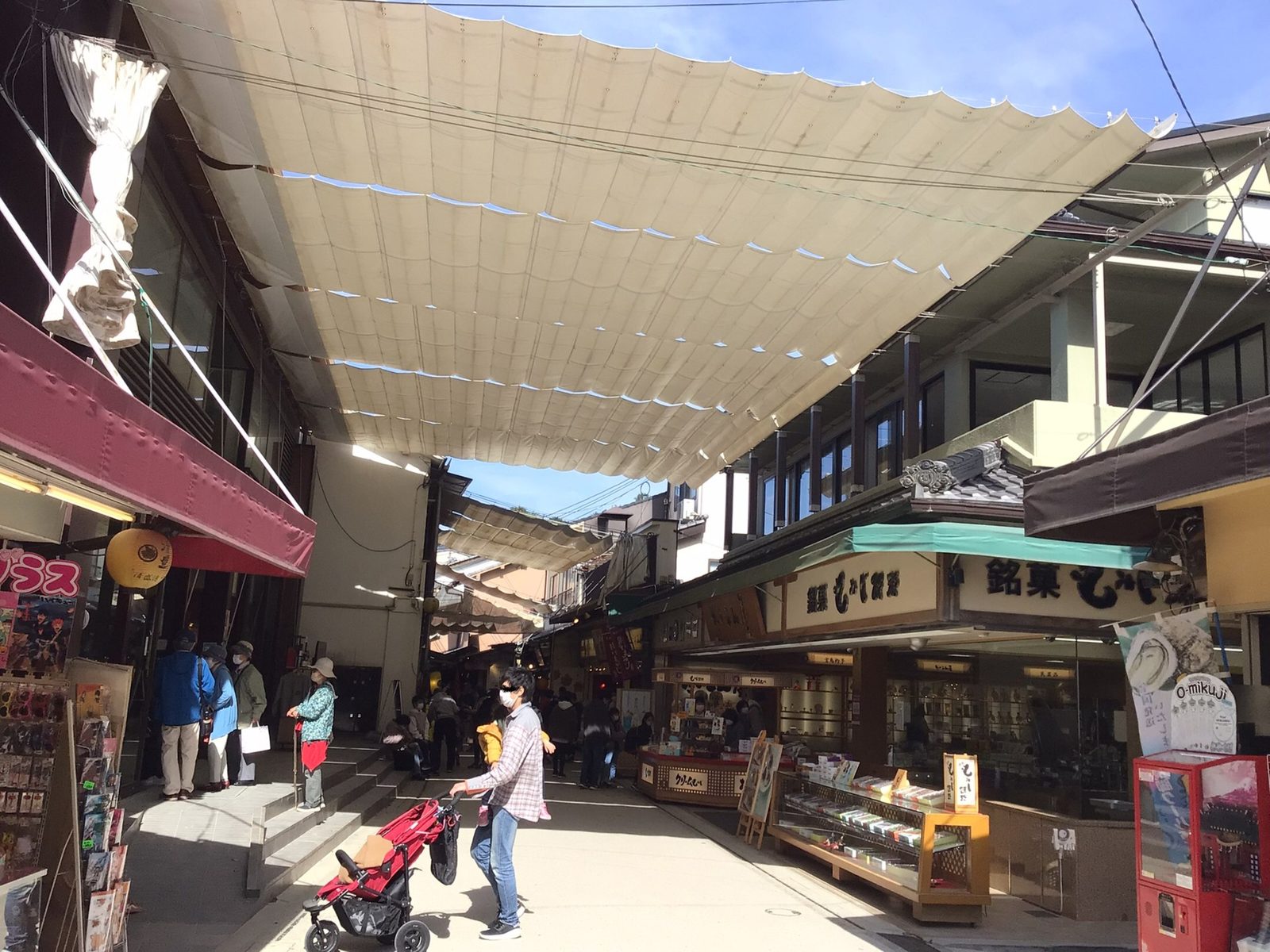もみじ饅頭店が並ぶ宮島表参道商店街のアーケード