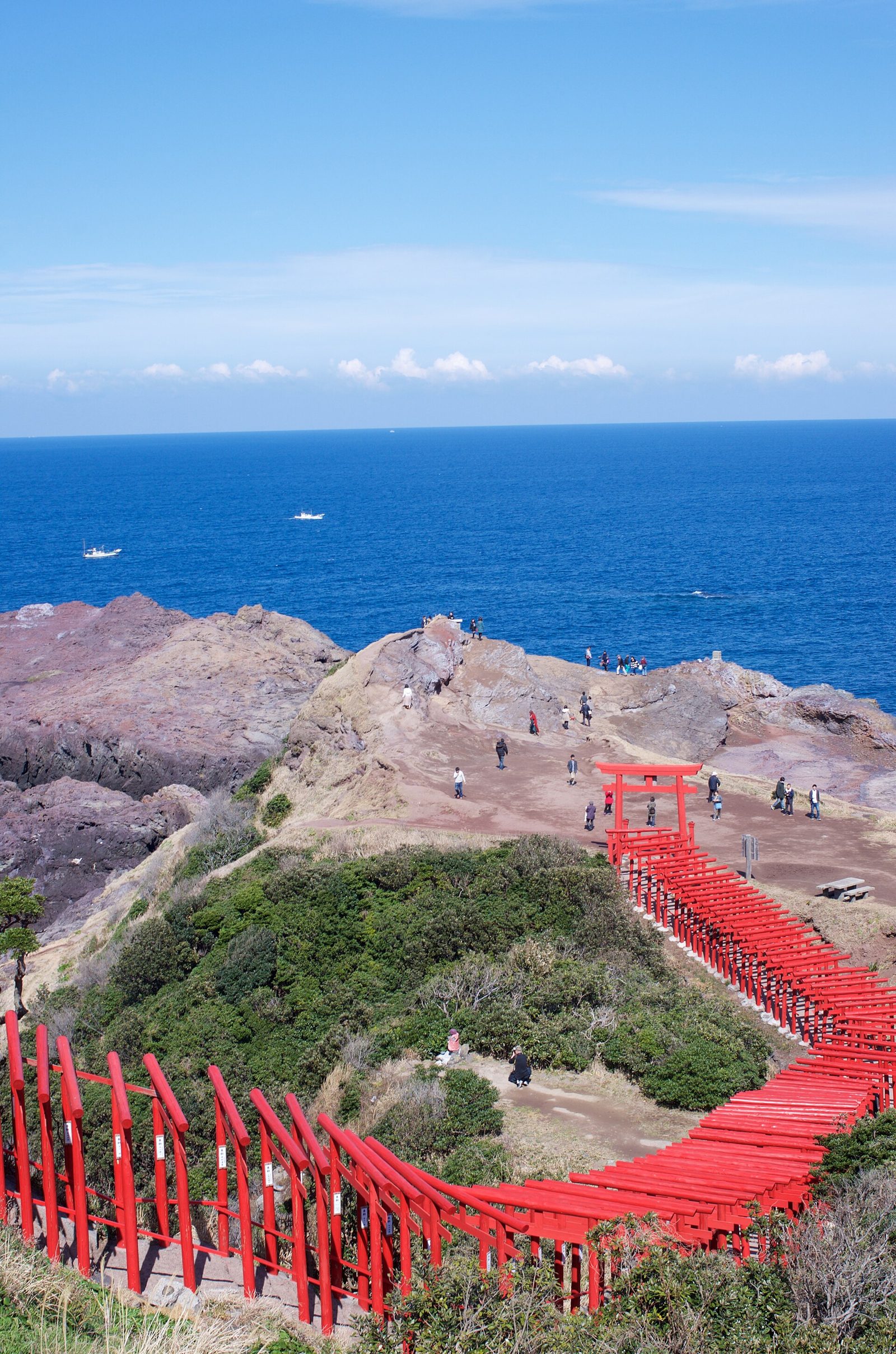 元乃隅神社、断崖沿いに連なる123基の赤い鳥居