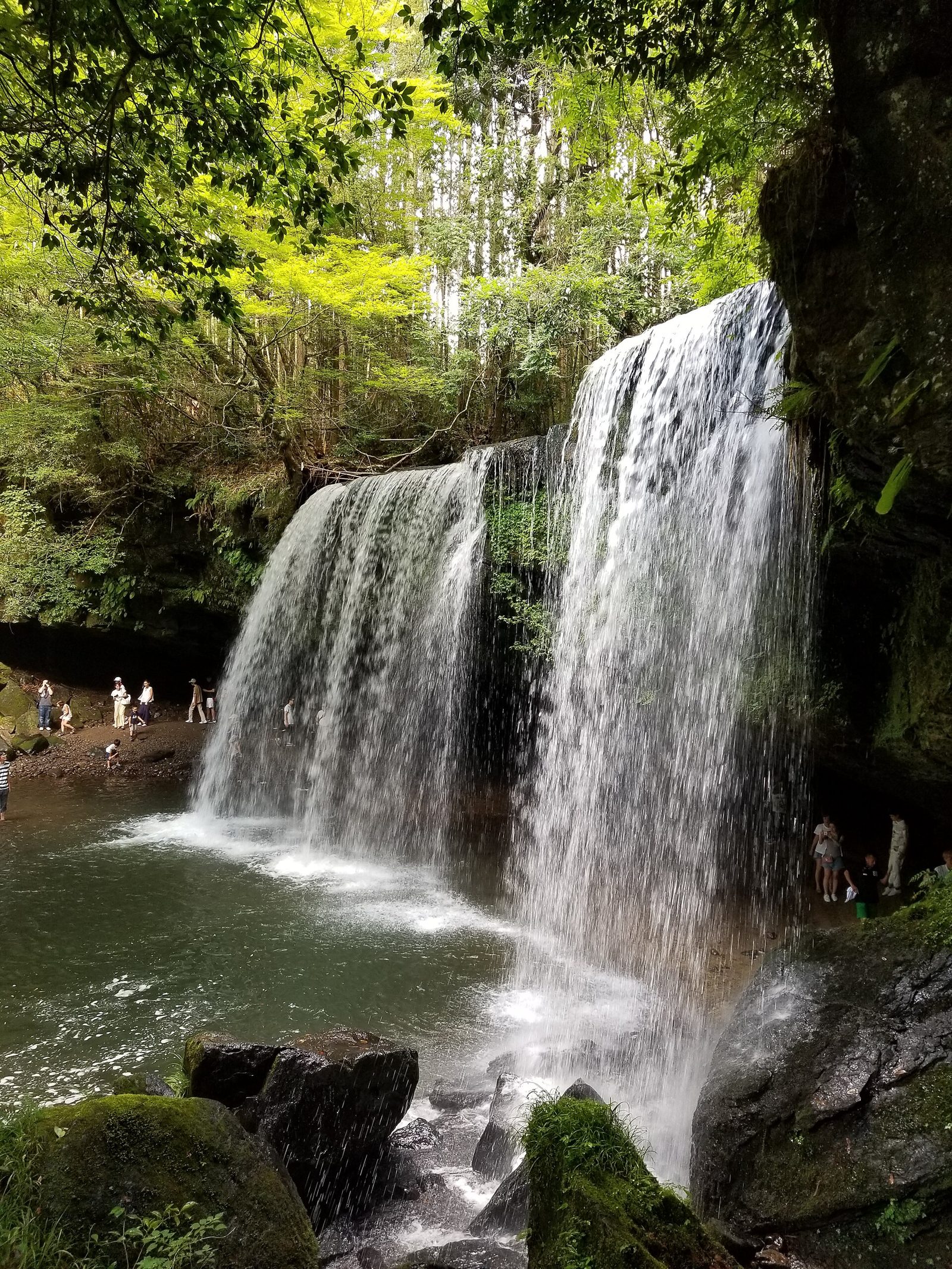 裏側から見た鍋ヶ滝の水のカーテン