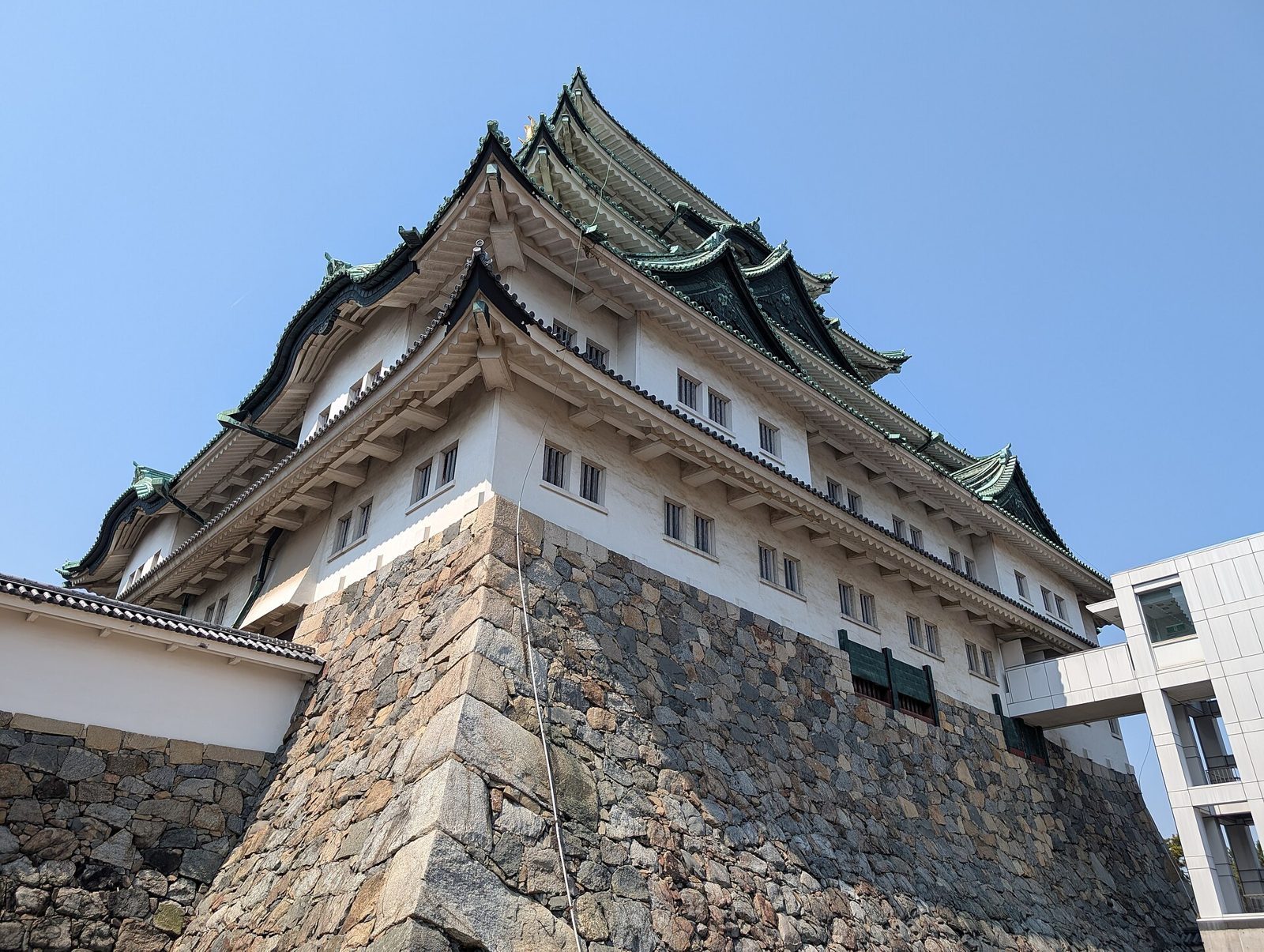 石垣の上にそびえる名古屋城