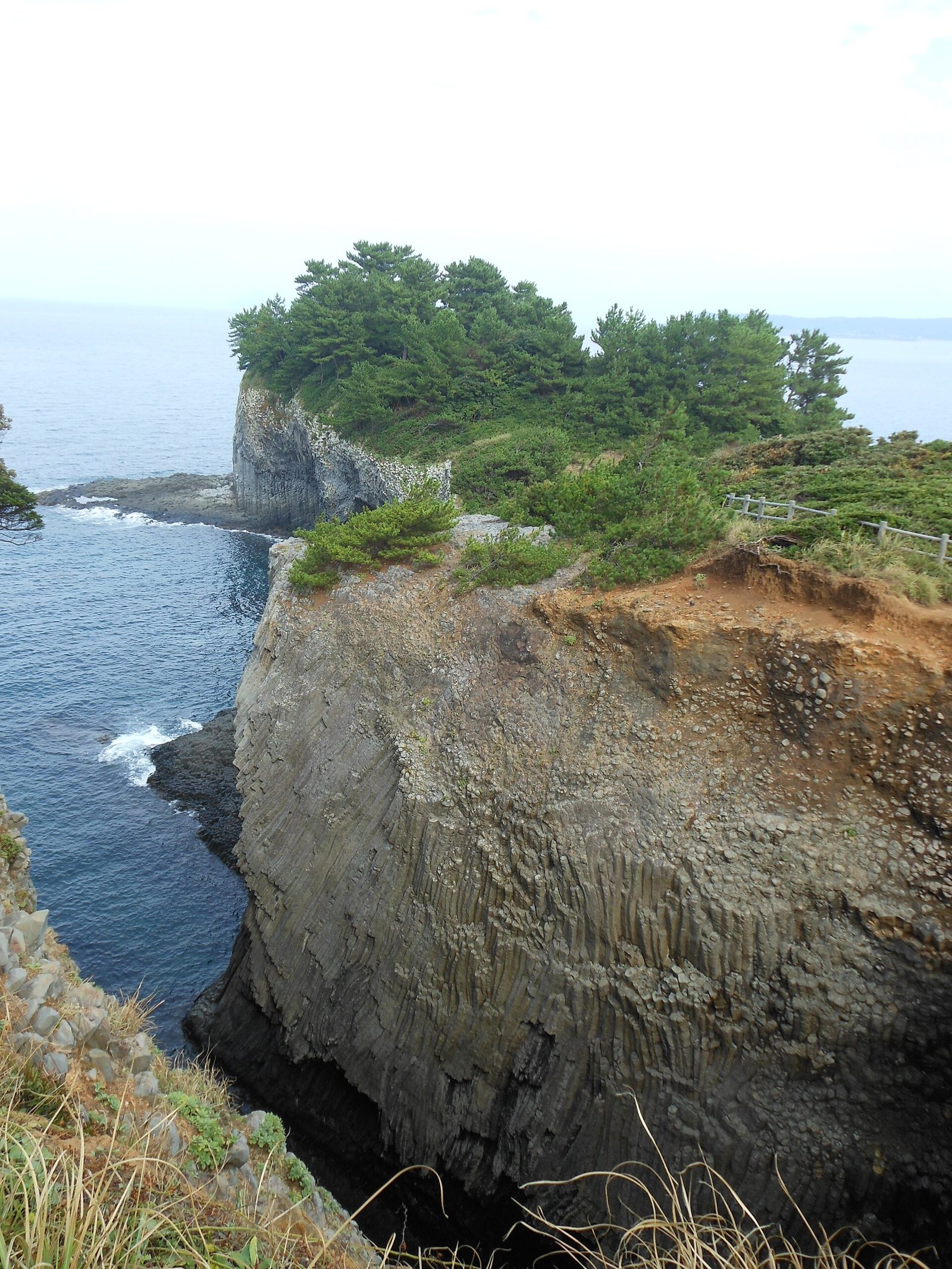 七ツ釜の玄武岩の柱状節理と海食崖