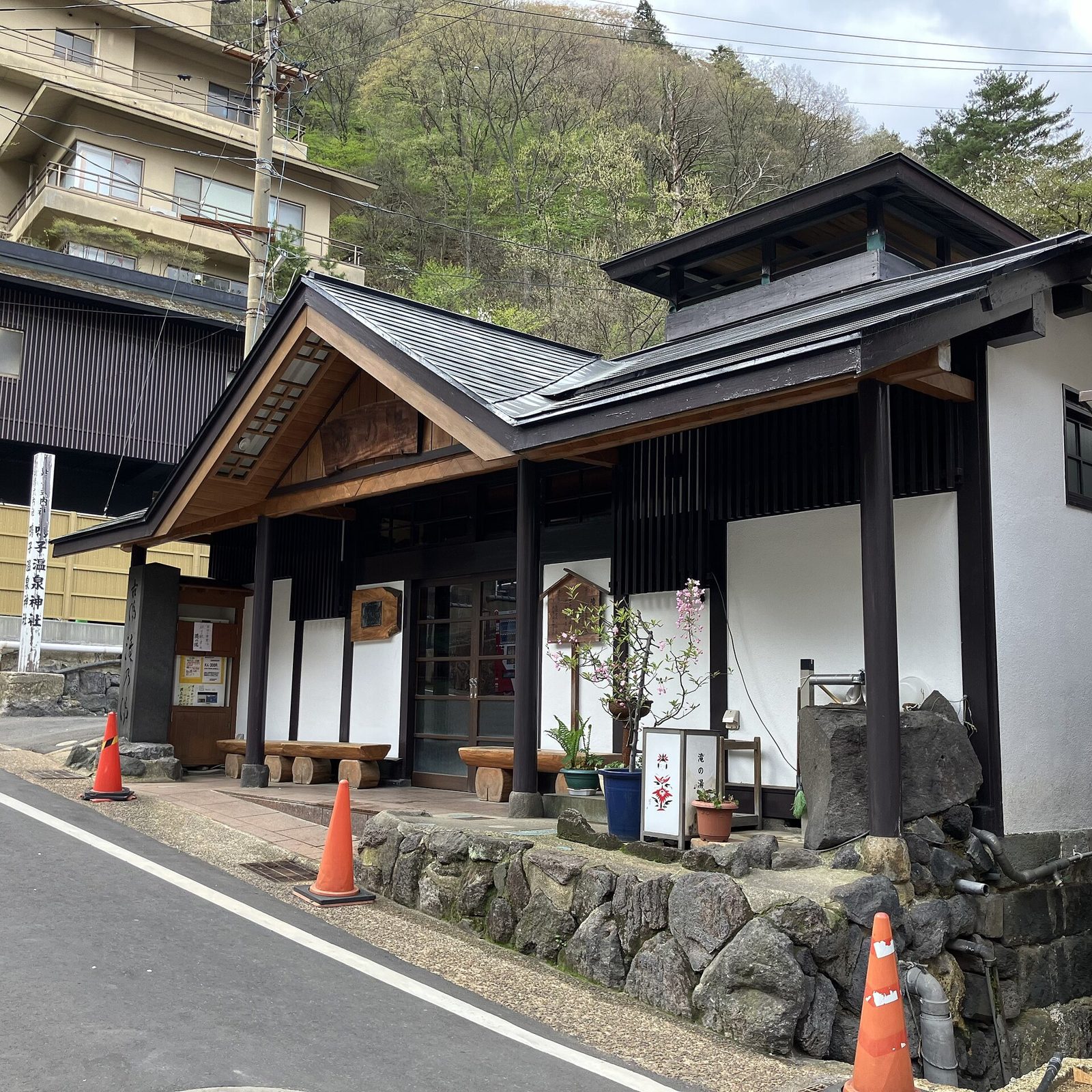鳴子温泉の共同浴場「滝の湯」の建物外観