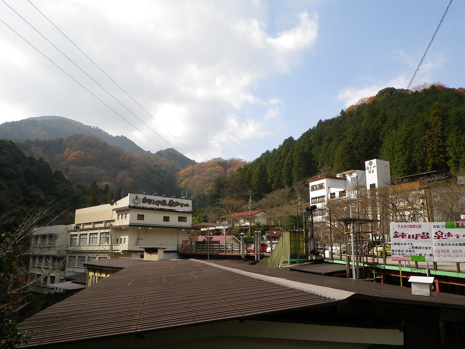 山あいに旅館が立ち並ぶ鈍川温泉郷の風景