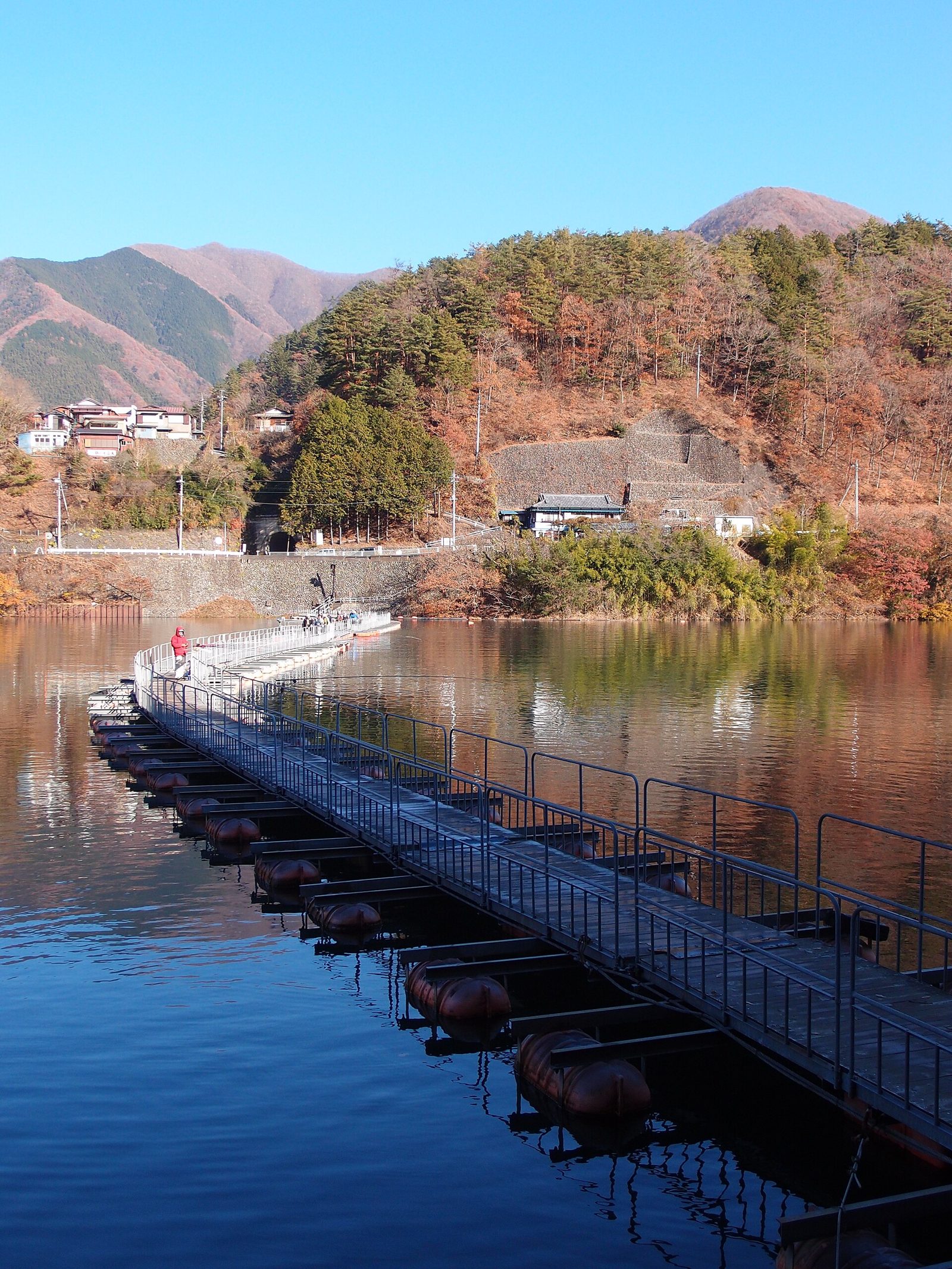 奥多摩湖にかかる麦山の浮橋