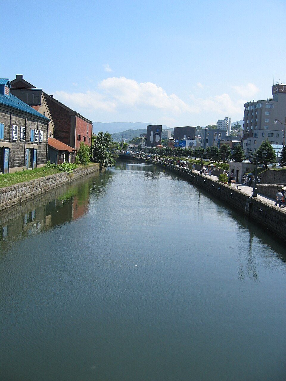 夏の小樽運河と倉庫群