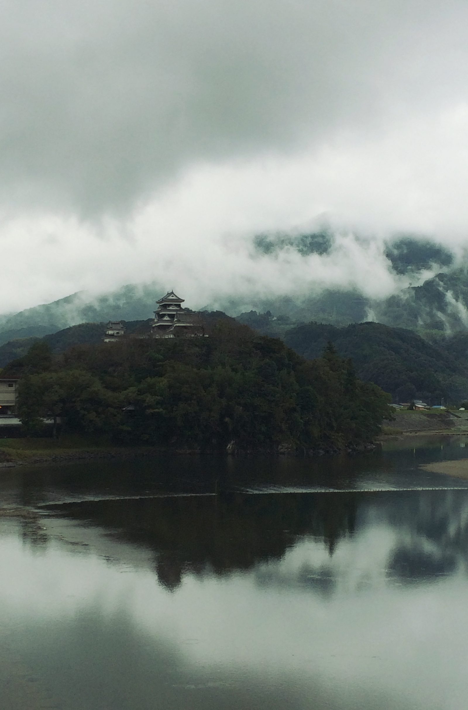 肱川越しに望む大洲城