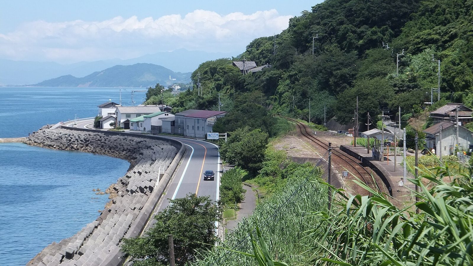 国道378号(夕やけこやけライン)と下灘駅を見下ろす風景