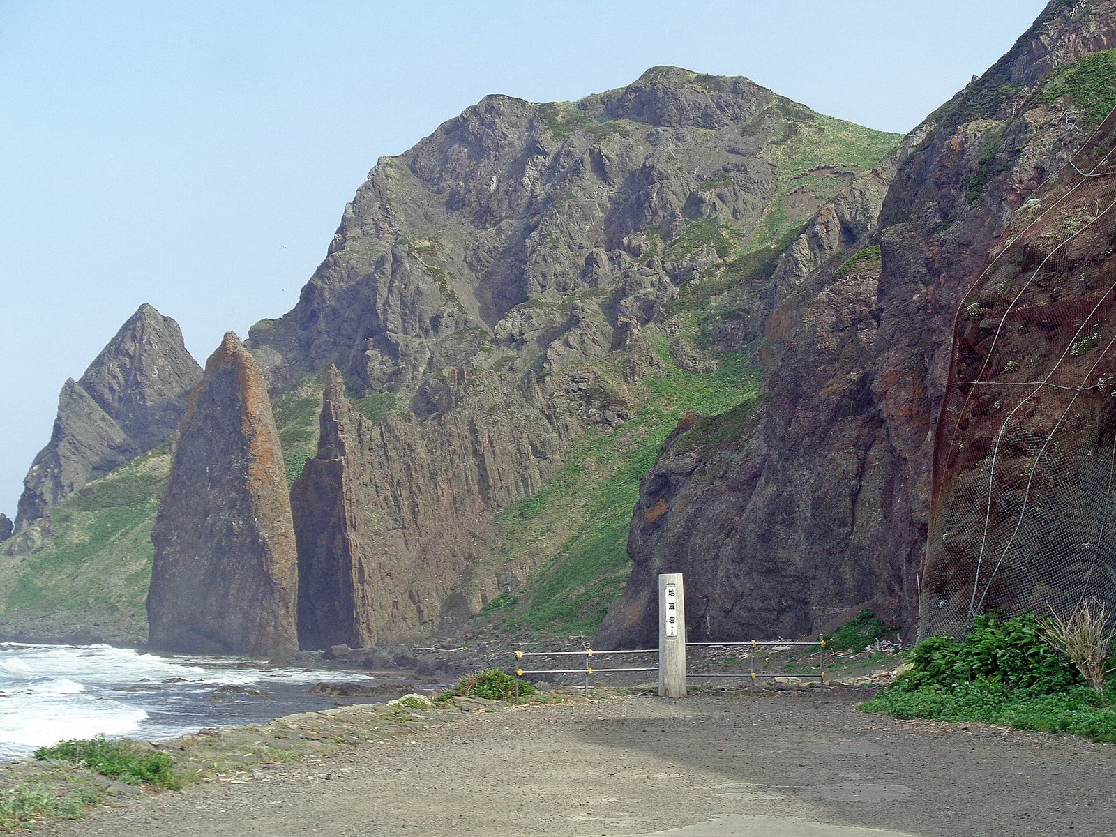 礼文島の地蔵岩と切り立った海岸線
