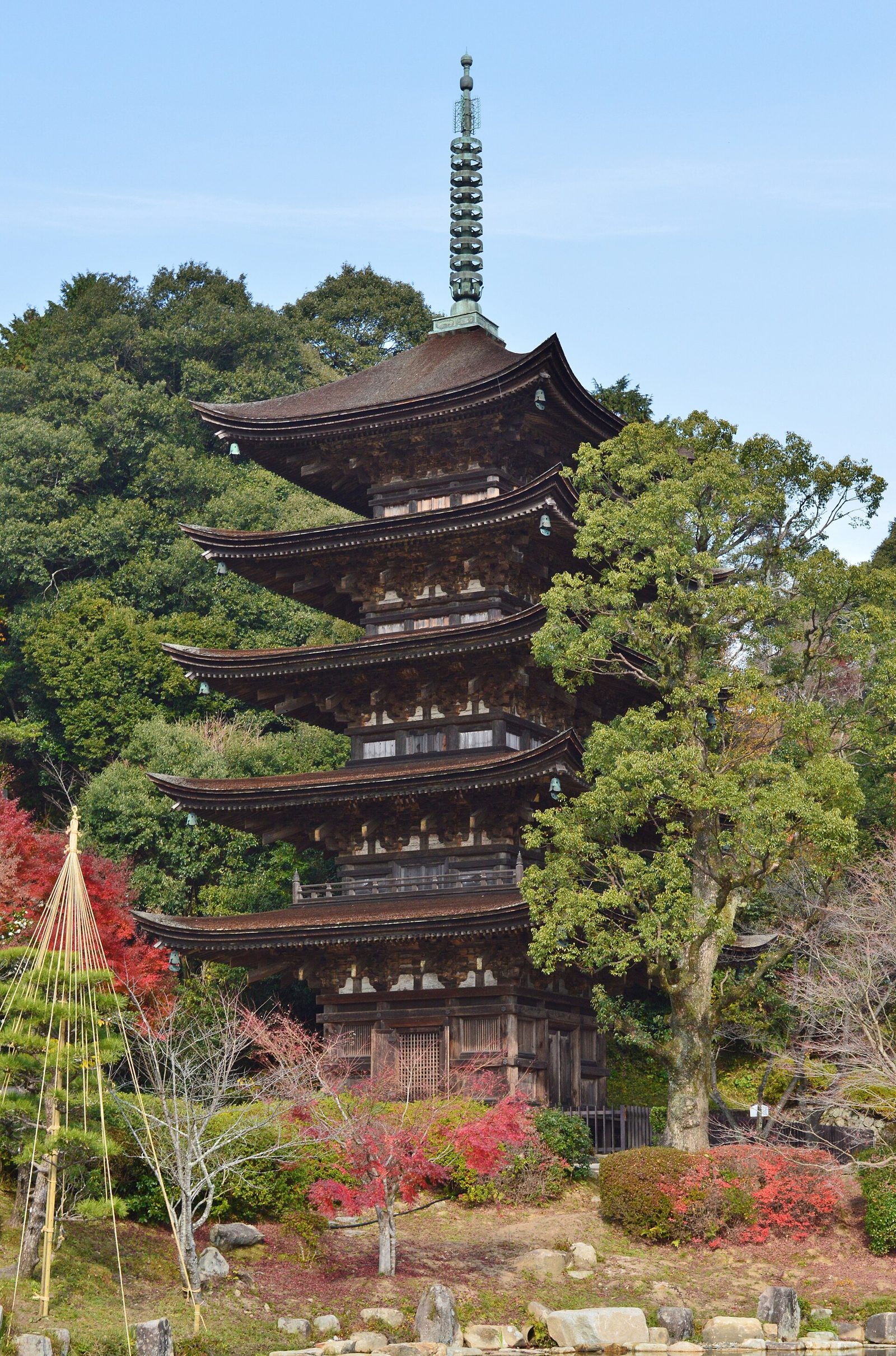 木立に囲まれた瑠璃光寺五重塔