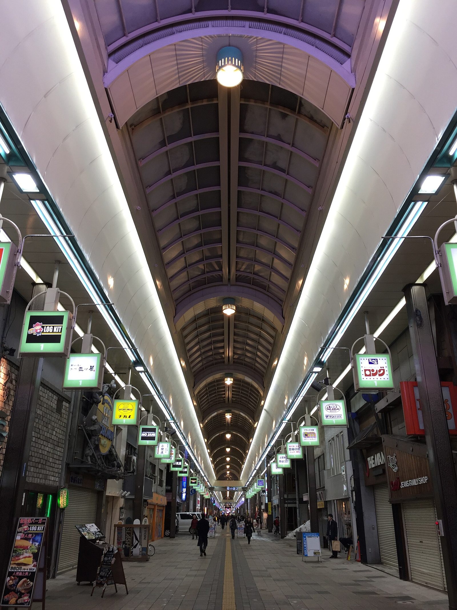 狸小路商店街のアーケード内観