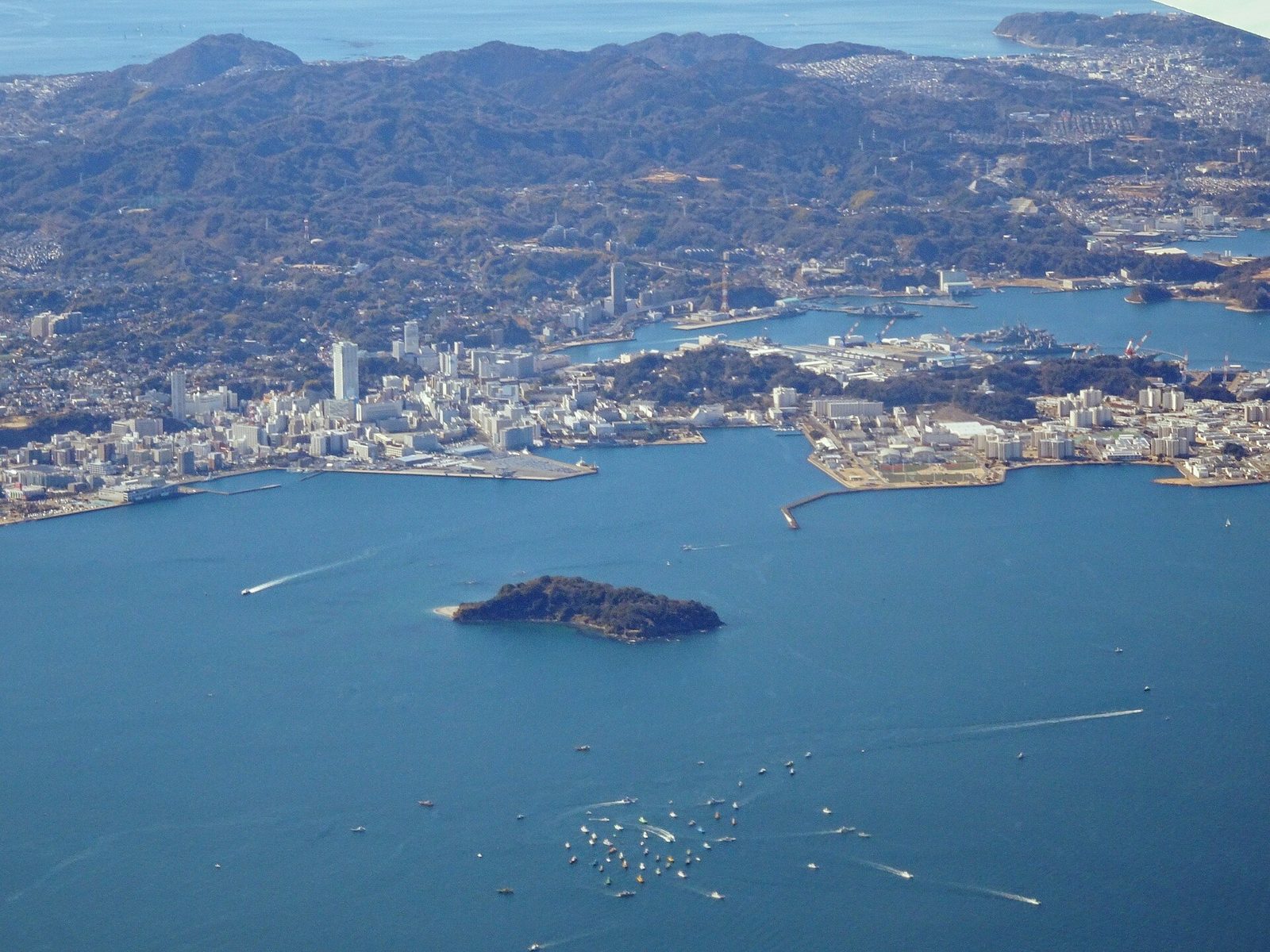 東京湾に浮かぶ無人島・猿島の空撮