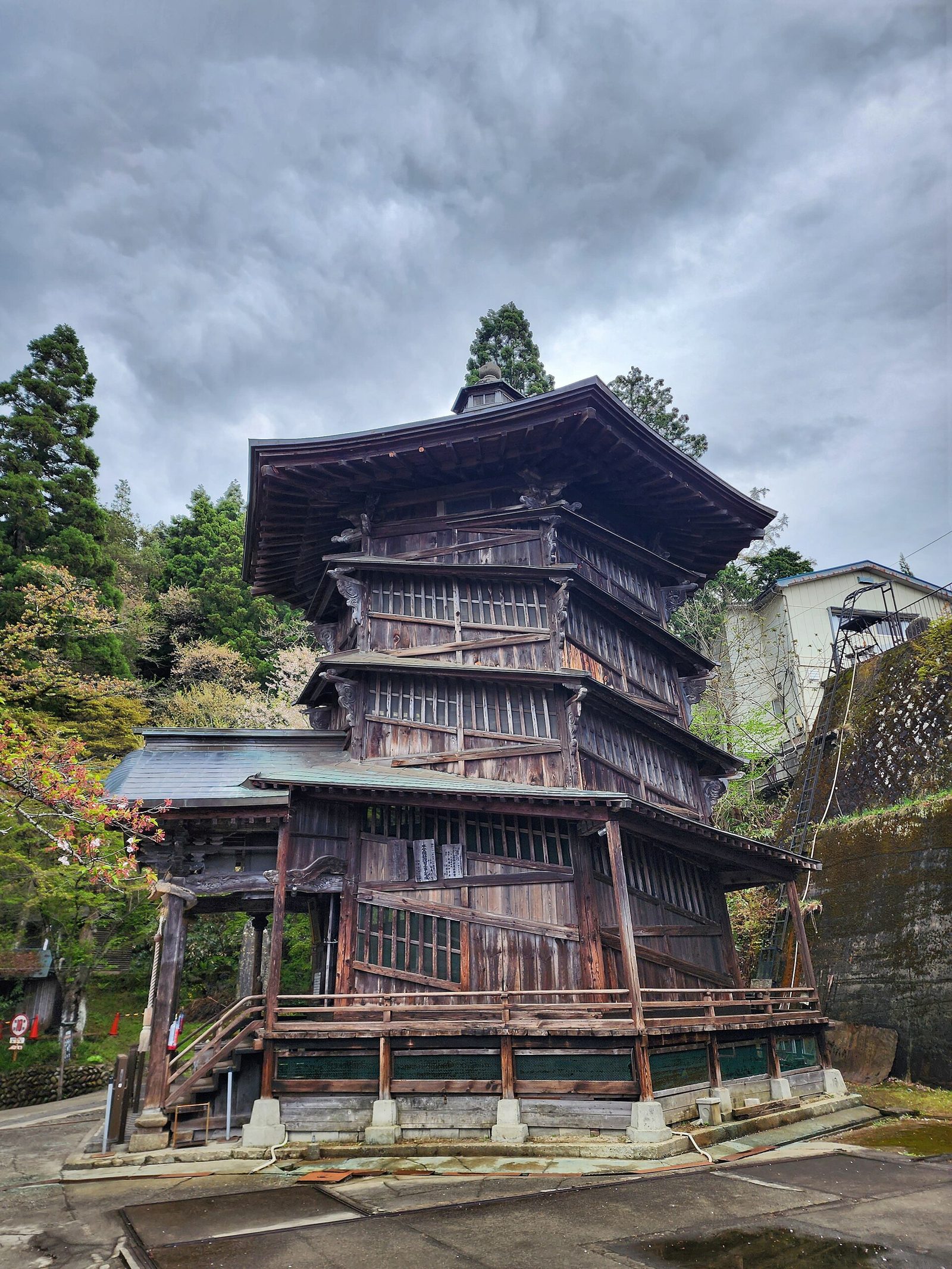 飯盛山のさざえ堂(円通三匝堂)の外観