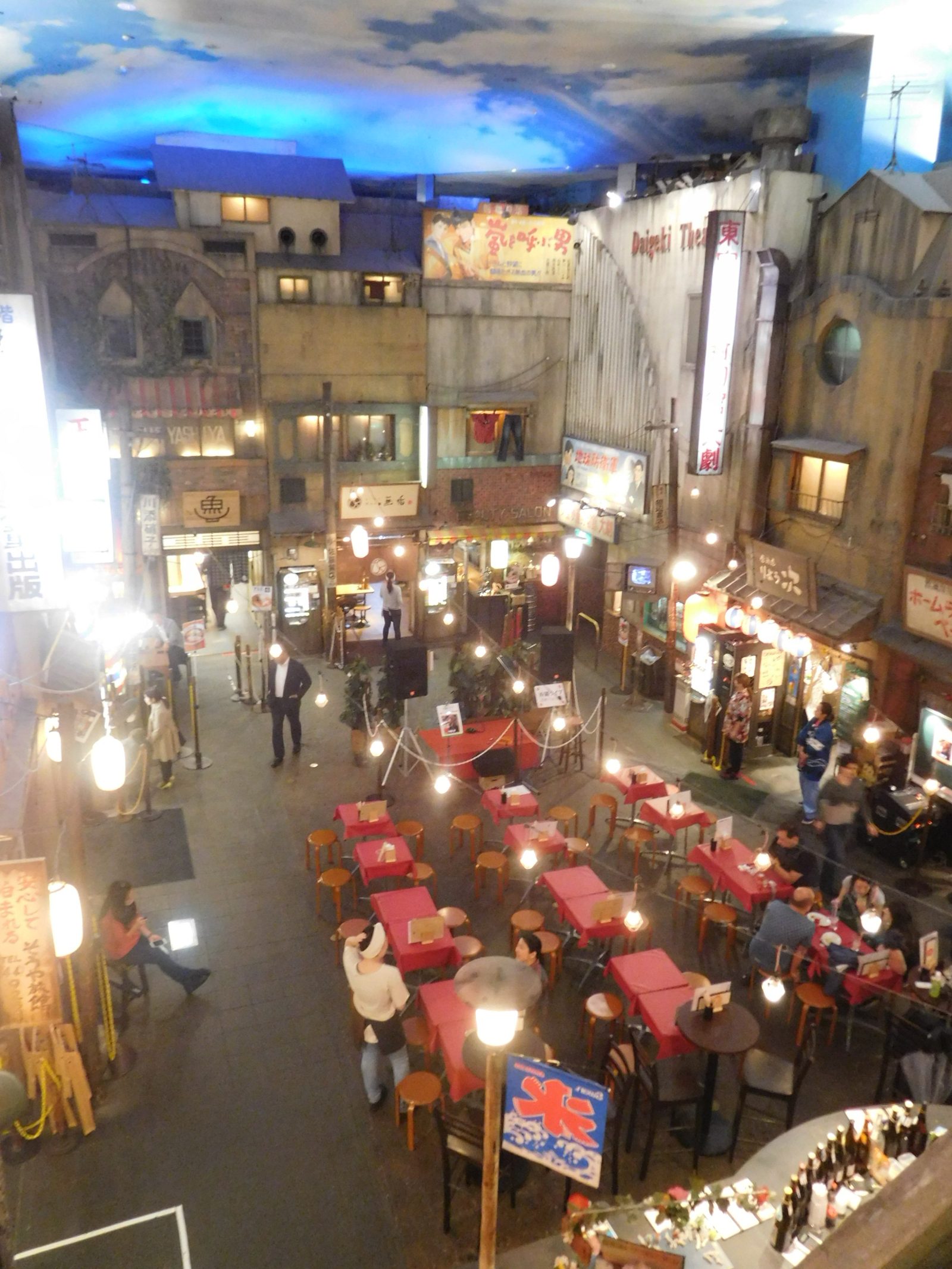 新横浜ラーメン博物館の館内、昭和の街並みを再現した空間