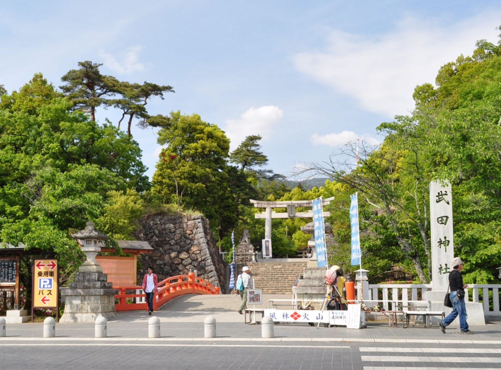 武田神社の鳥居と境内入口