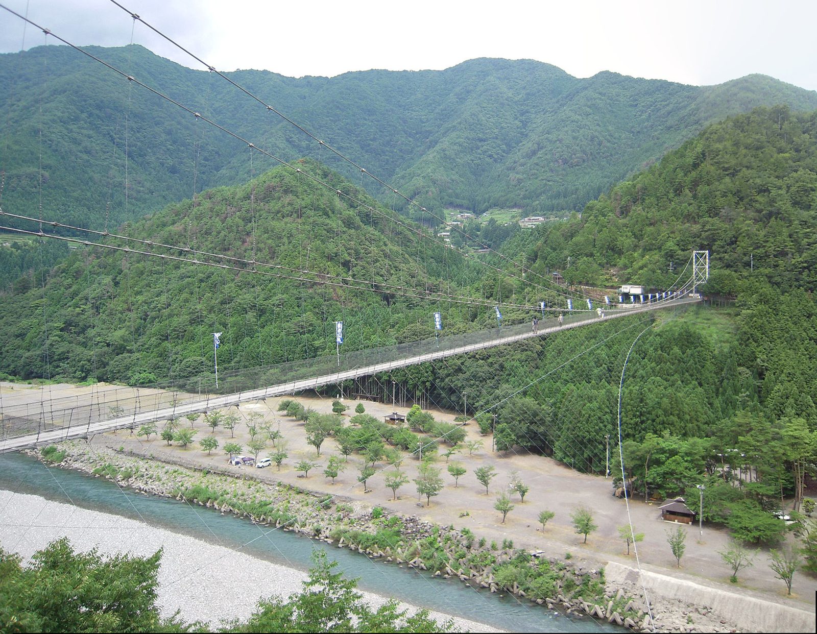 谷瀬の吊り橋と十津川の渓谷
