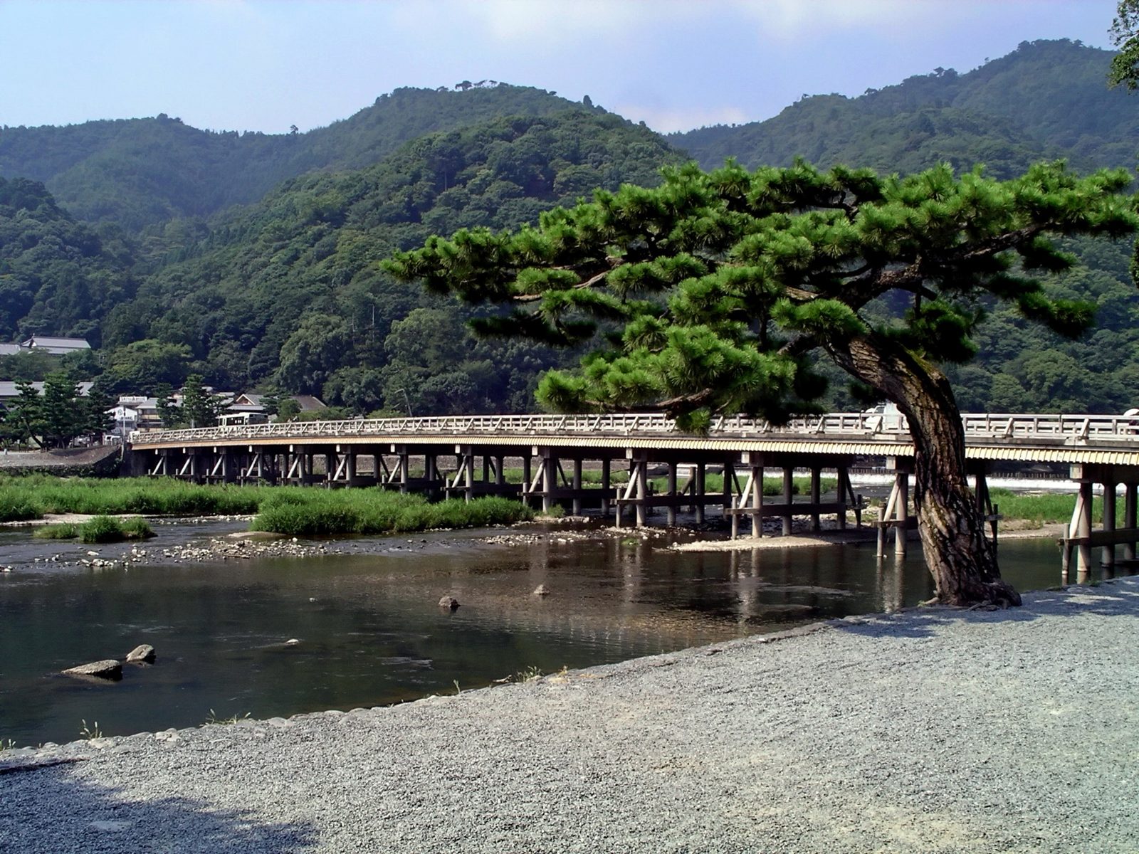 桂川に架かる渡月橋と周辺の山並み