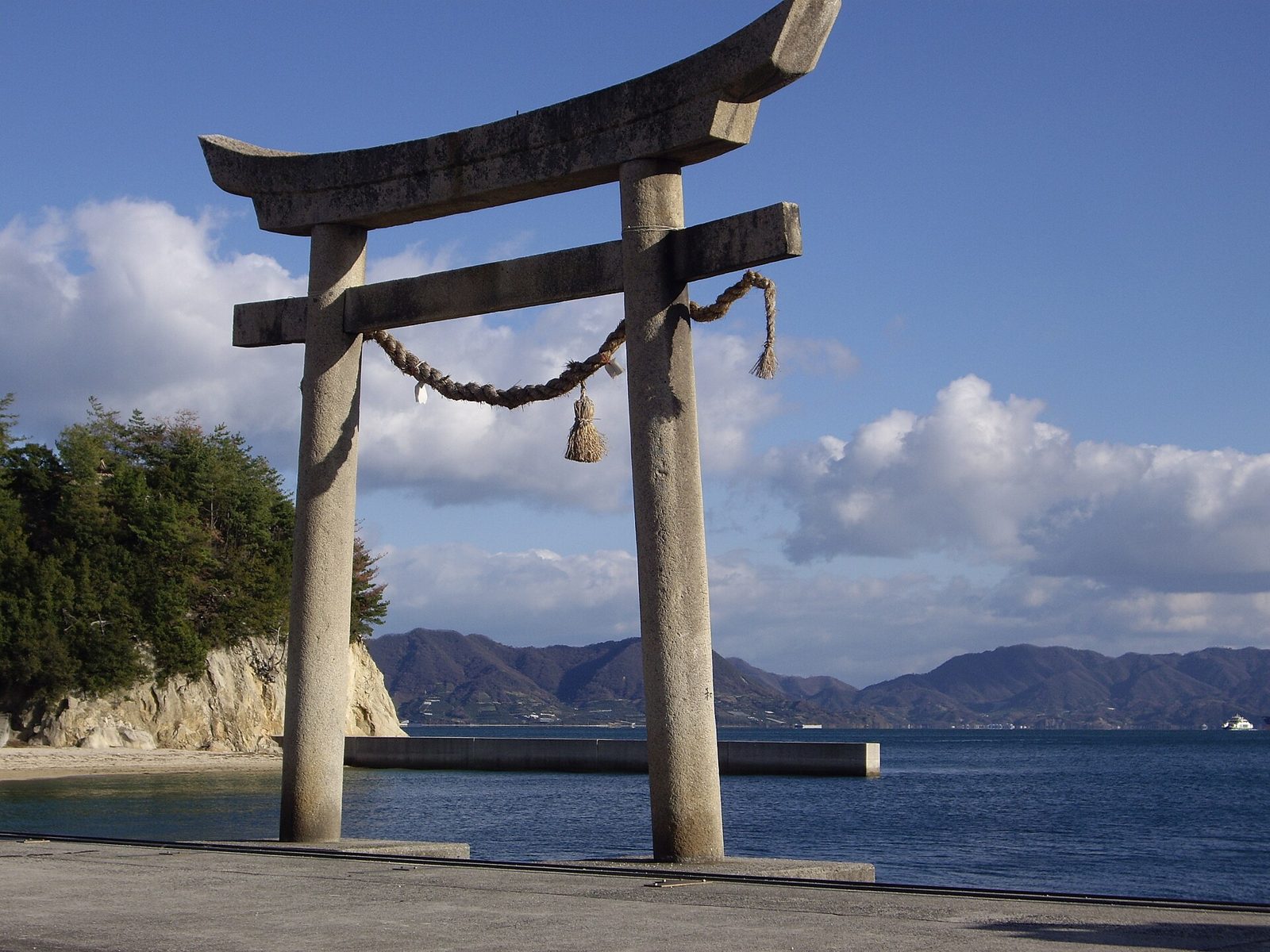 瀬戸内海を背に海辺に立つ床浦神社の鳥居