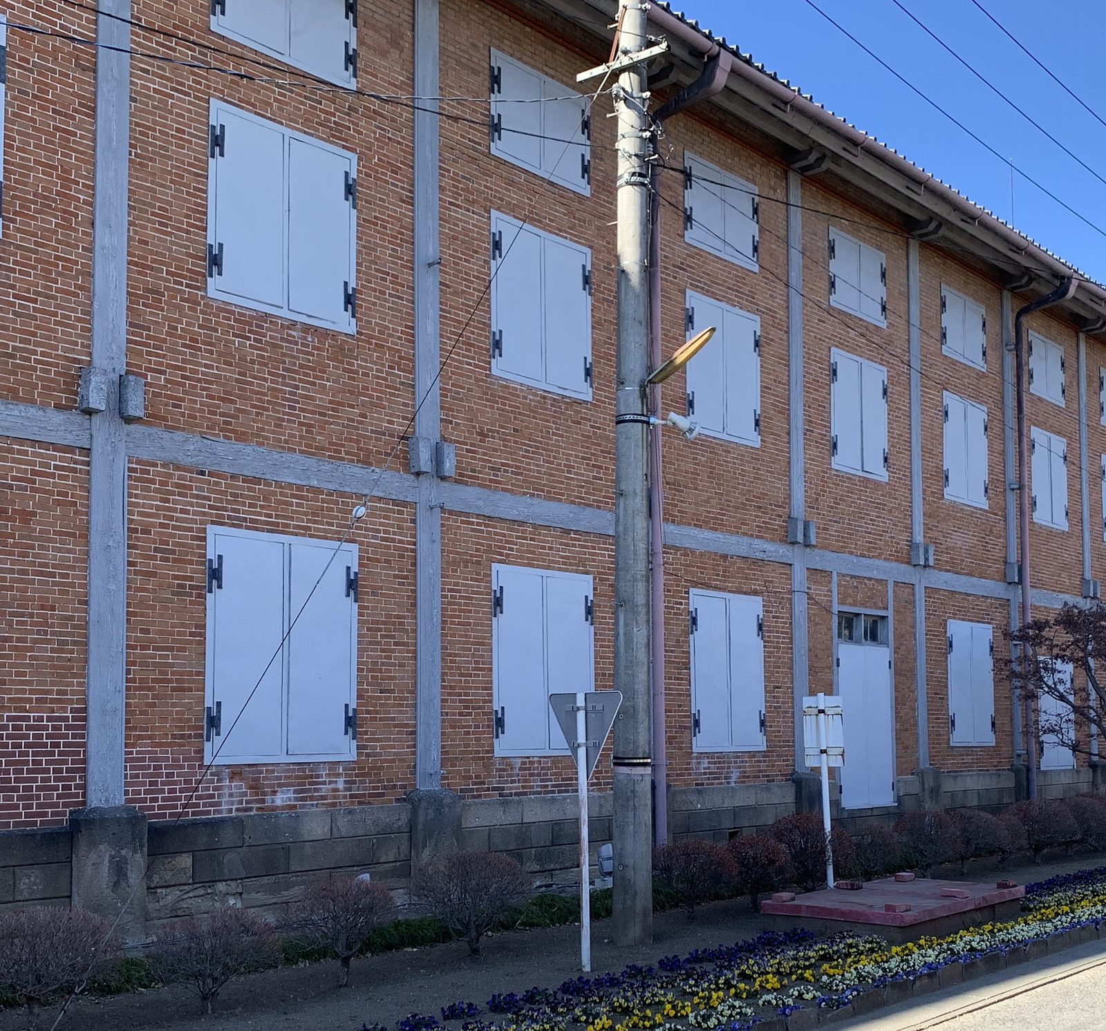 富岡製糸場のレンガ造りの建物外観