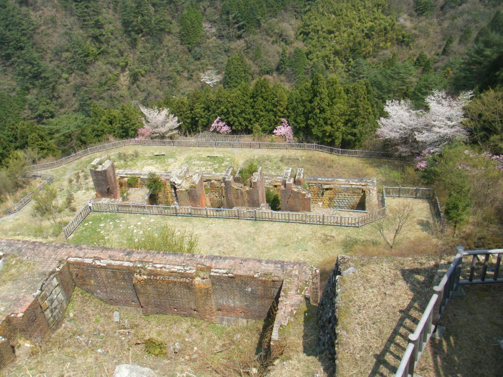 東平に残る別子銅山の貯鉱庫跡