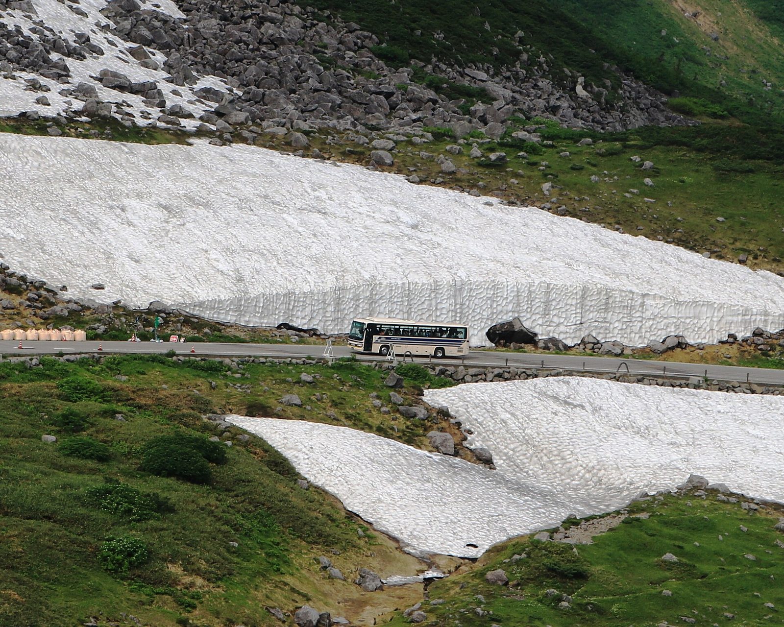 富山観光のベストシーズンはいつ？雪の大谷12m(4/15〜6/25)・おわら風の盆9/1〜3を月別早見表で