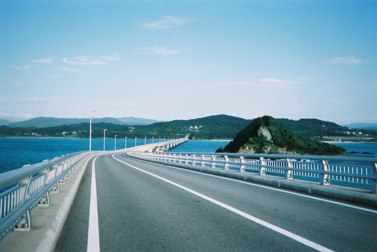 角島大橋、海の上を一直線に伸びる道路
