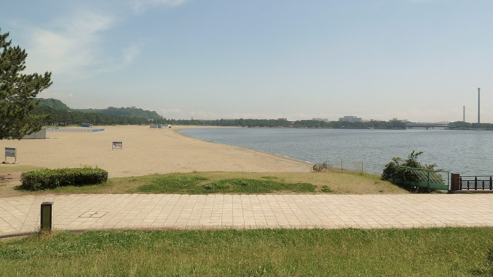海の公園に広がる砂浜と海
