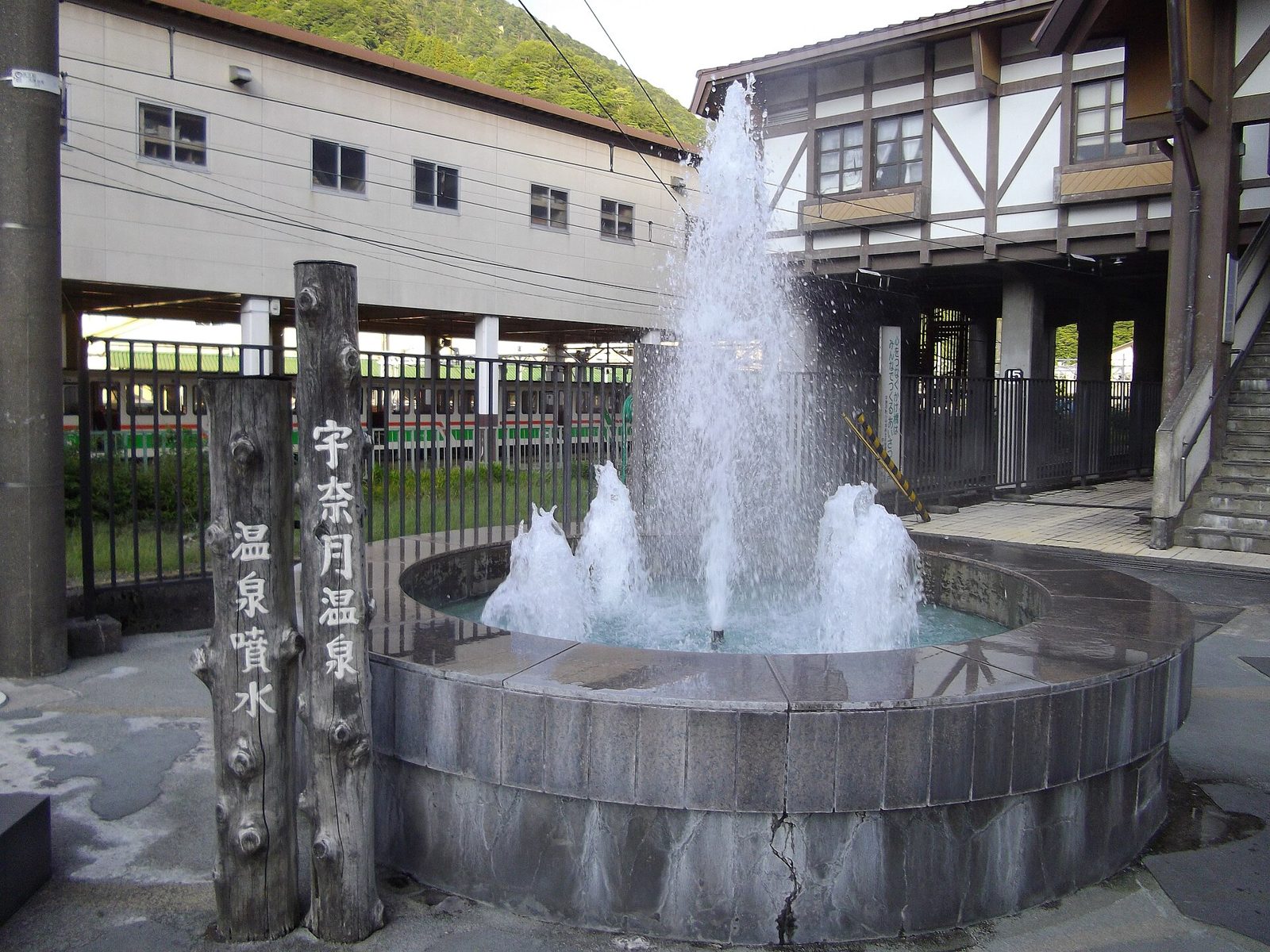 宇奈月温泉駅前の温泉噴水