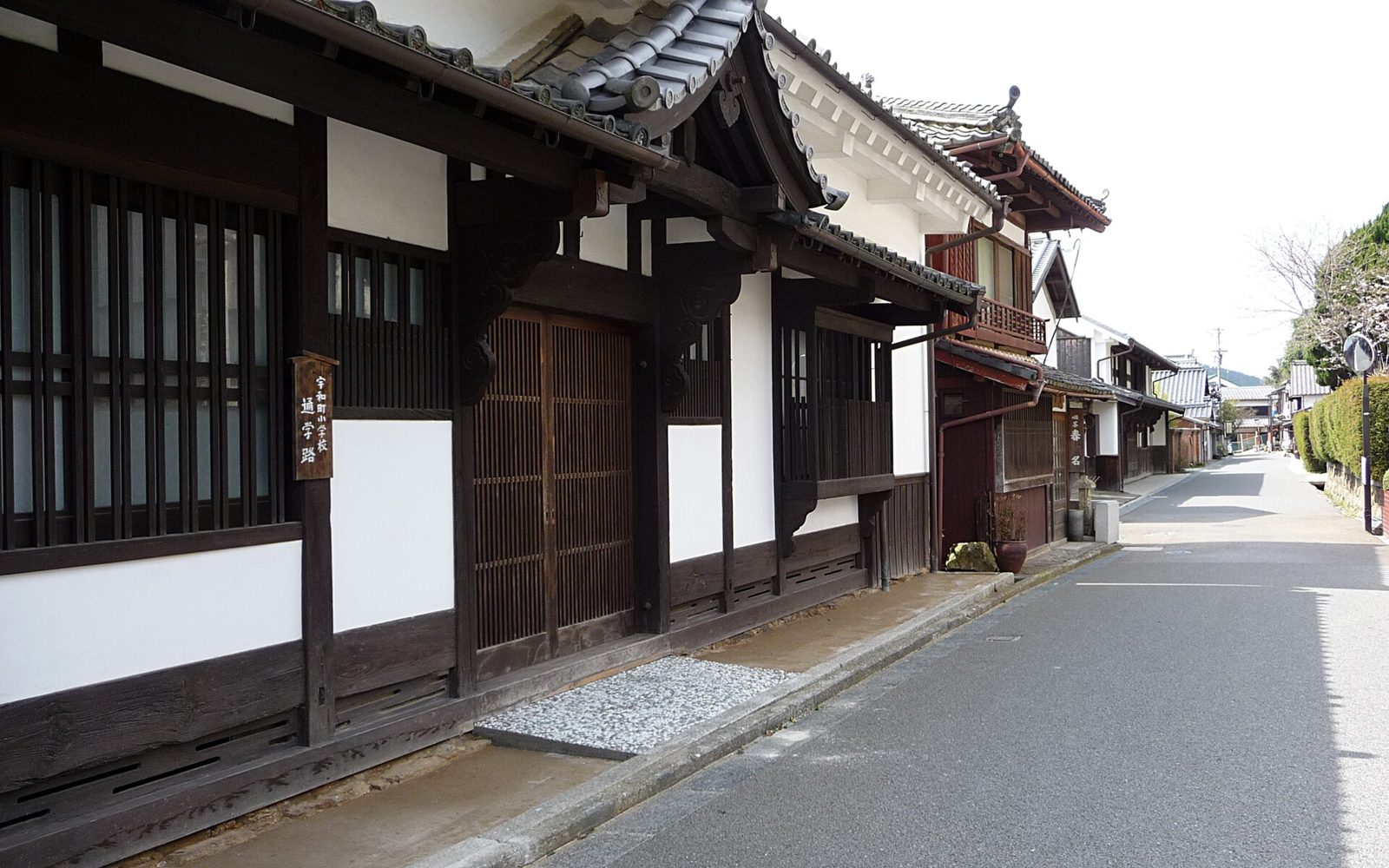卯之町の白壁と格子が続く町並み
