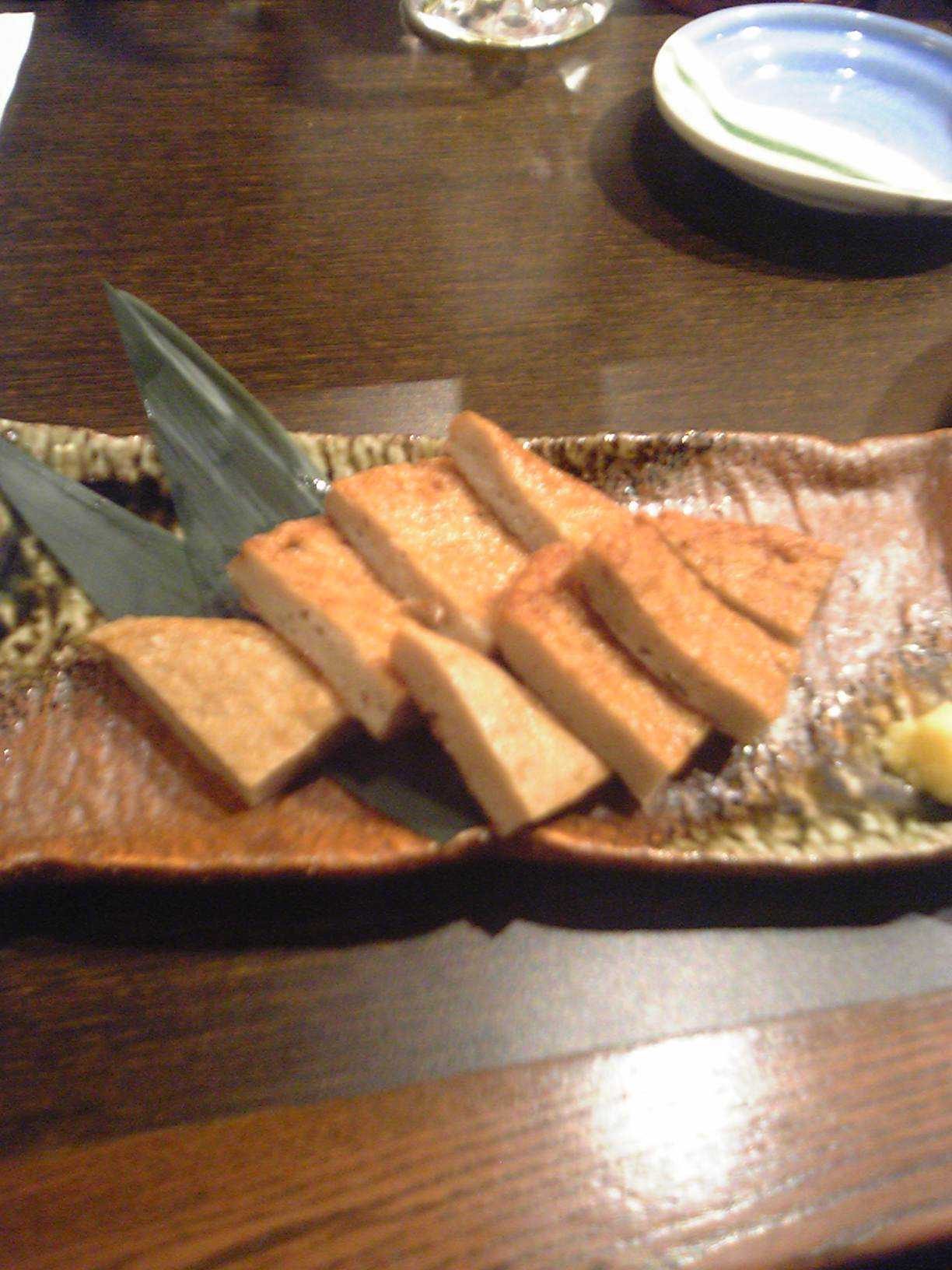 皿に盛られた切り分けたじゃこ天