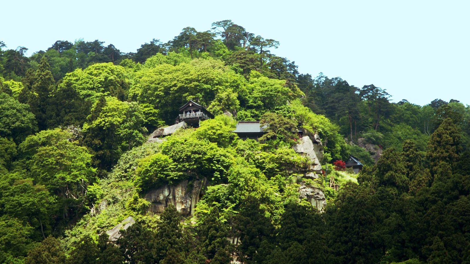 切り立った岩山に堂塔が並ぶ立石寺(山寺)