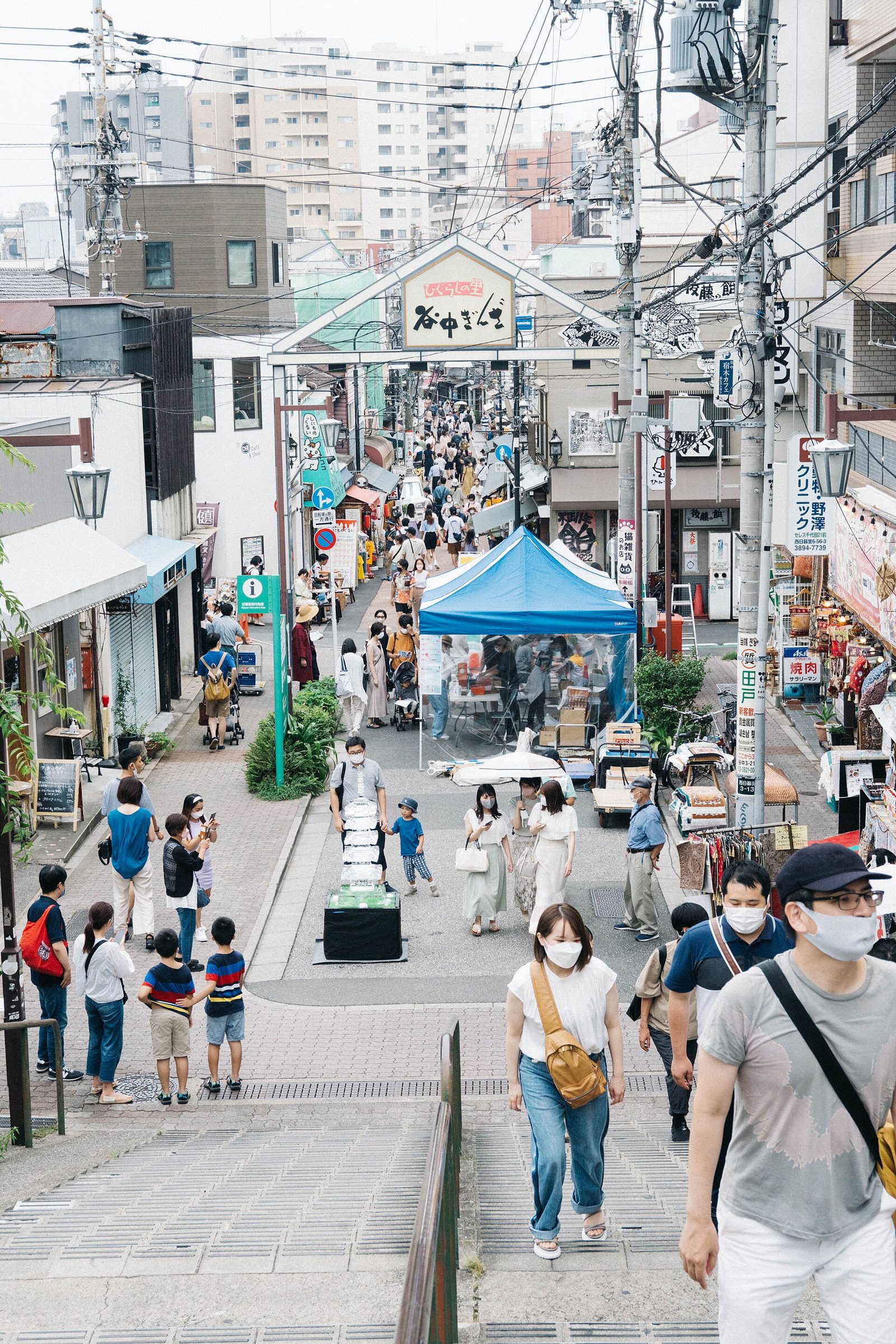 夕やけだんだんの階段から見下ろす谷中銀座の商店街