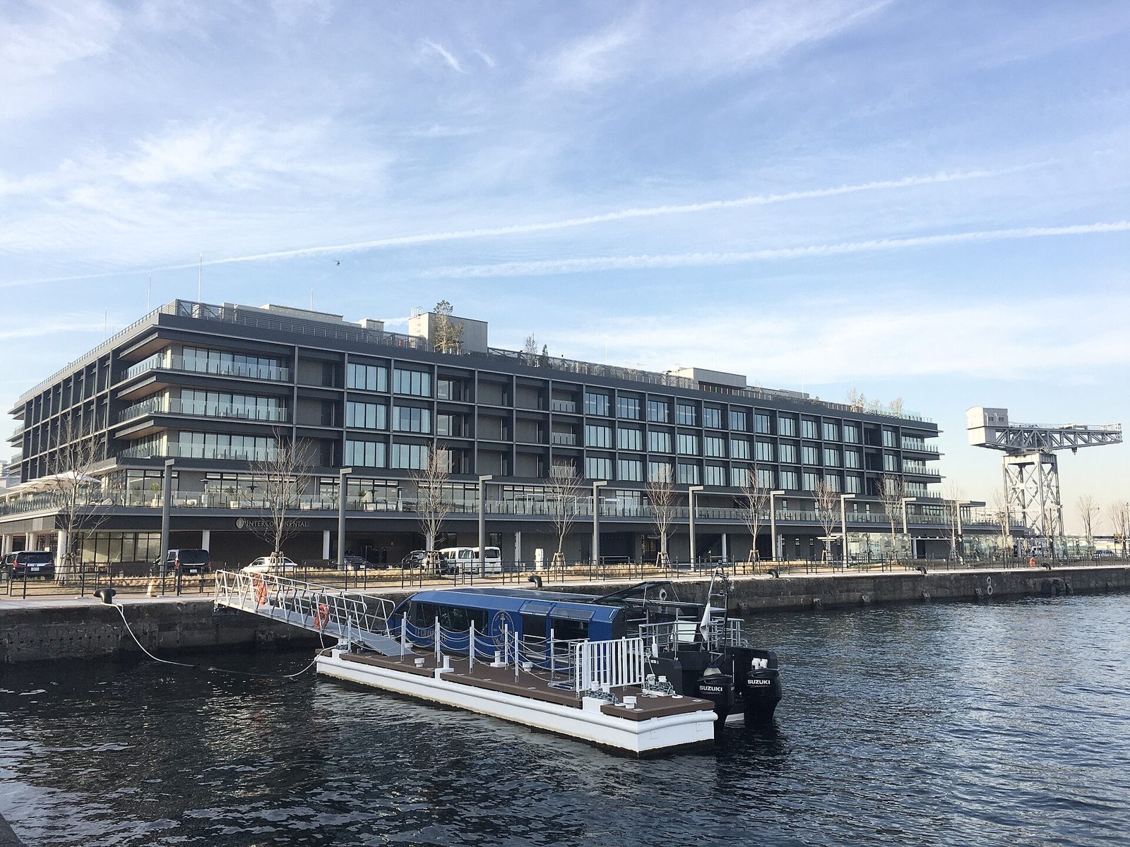 新港ふ頭の横浜ハンマーヘッドの建物とハンマーヘッドクレーン