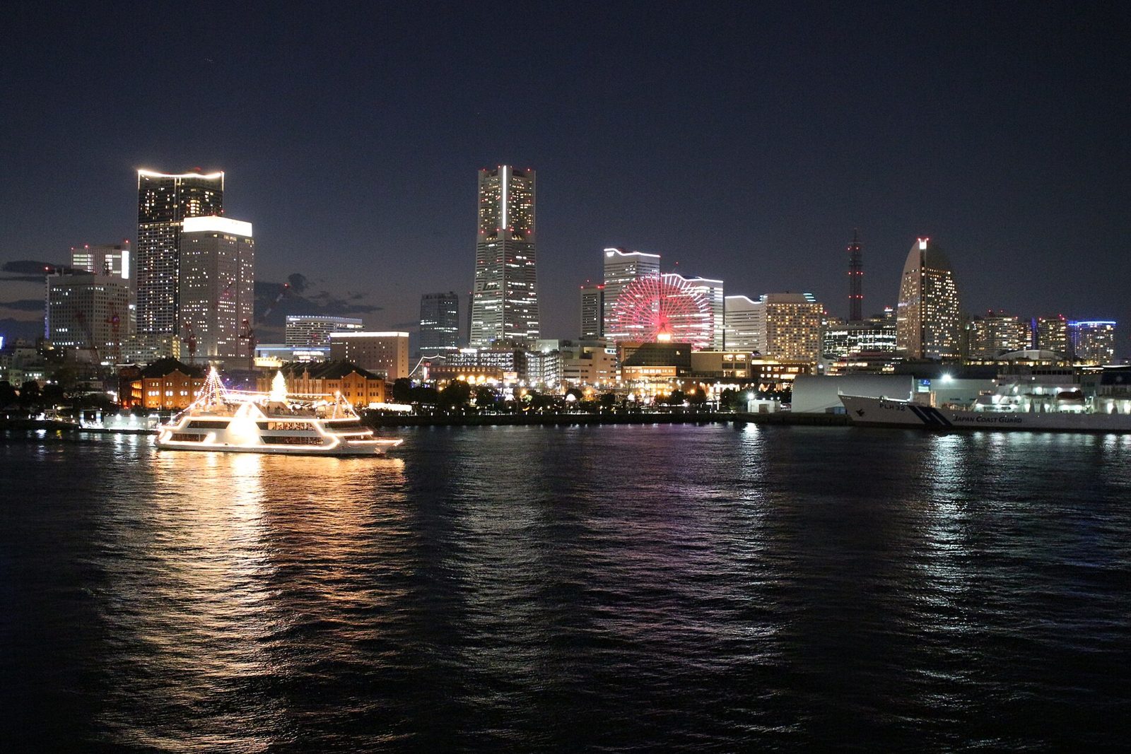 横浜デート夜景ガイド｜コスモクロック21は閉園15分前受付・大さん橋は24時間無料