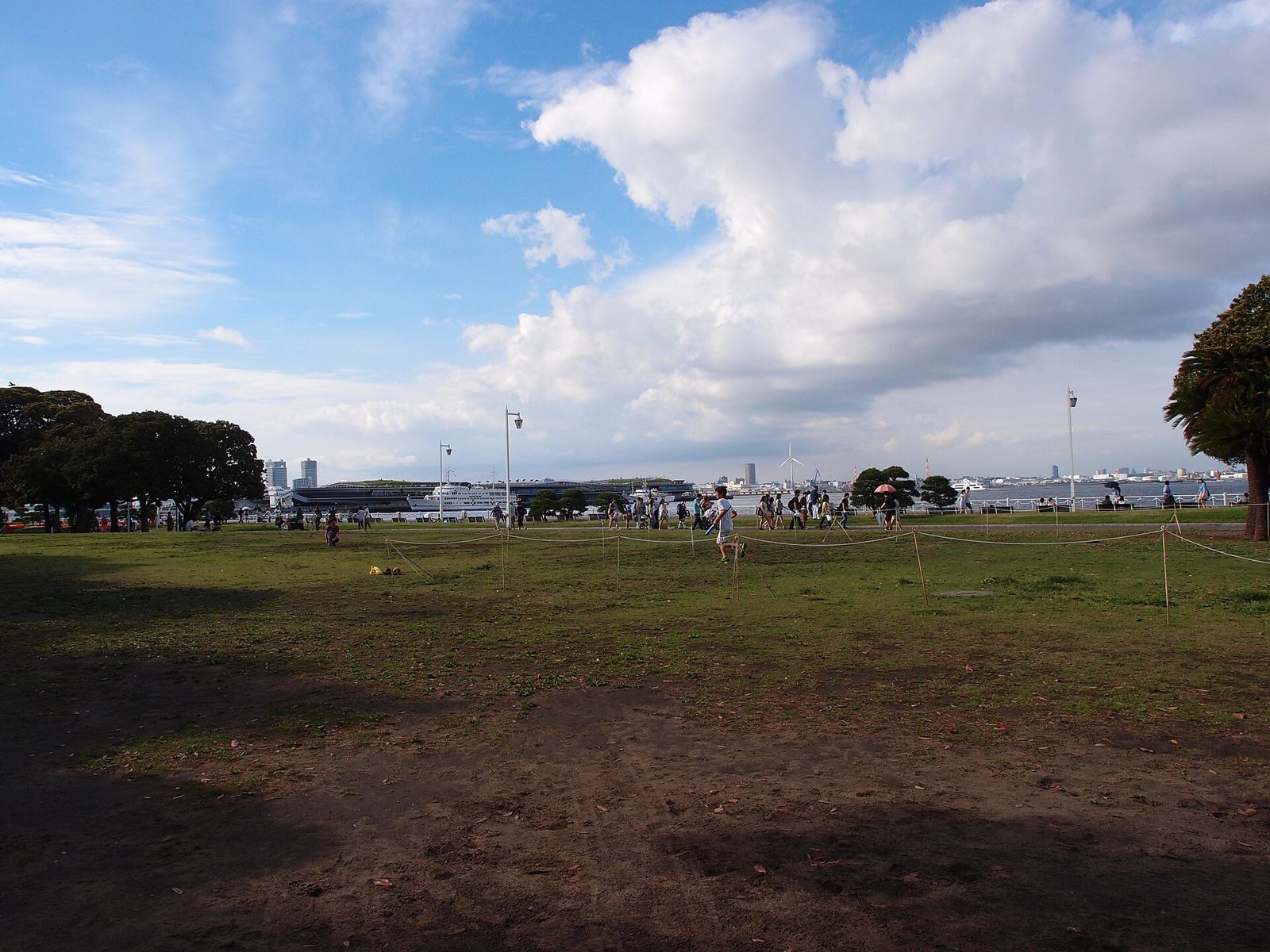 海沿いの山下公園の芝生と港の眺め