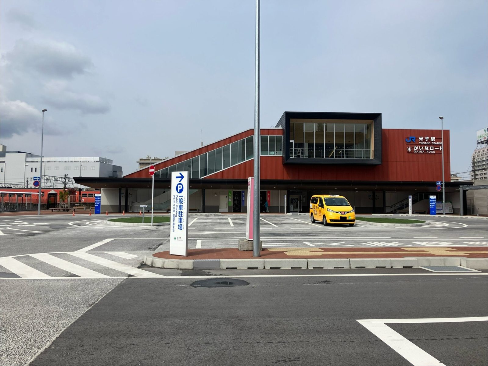 JR米子駅の駅舎とロータリー