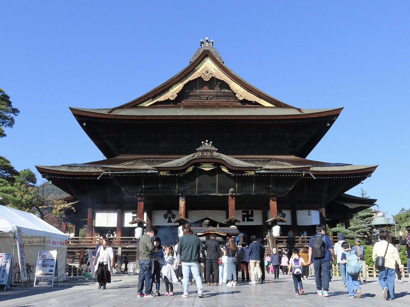 国宝に指定されている善光寺本堂の正面