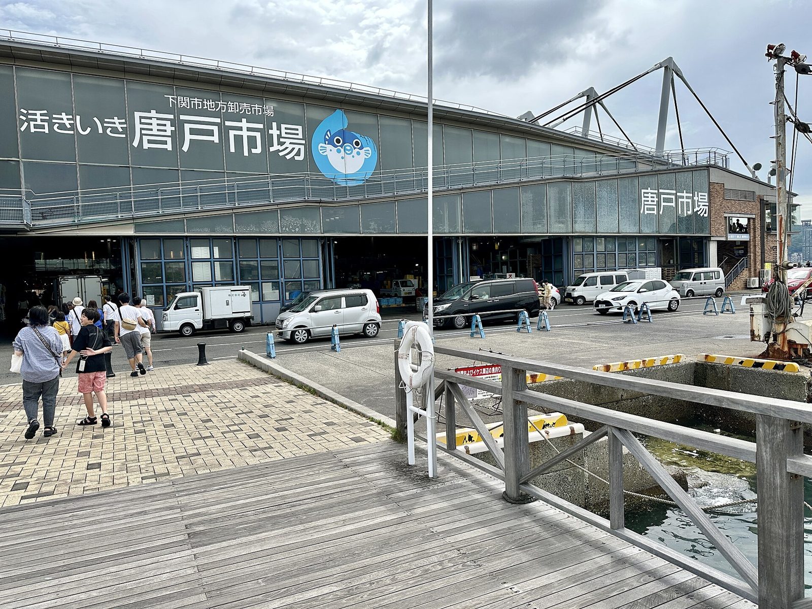 唐戸市場の食べ歩き半日コース｜週末の寿司バトルと海響館めぐり