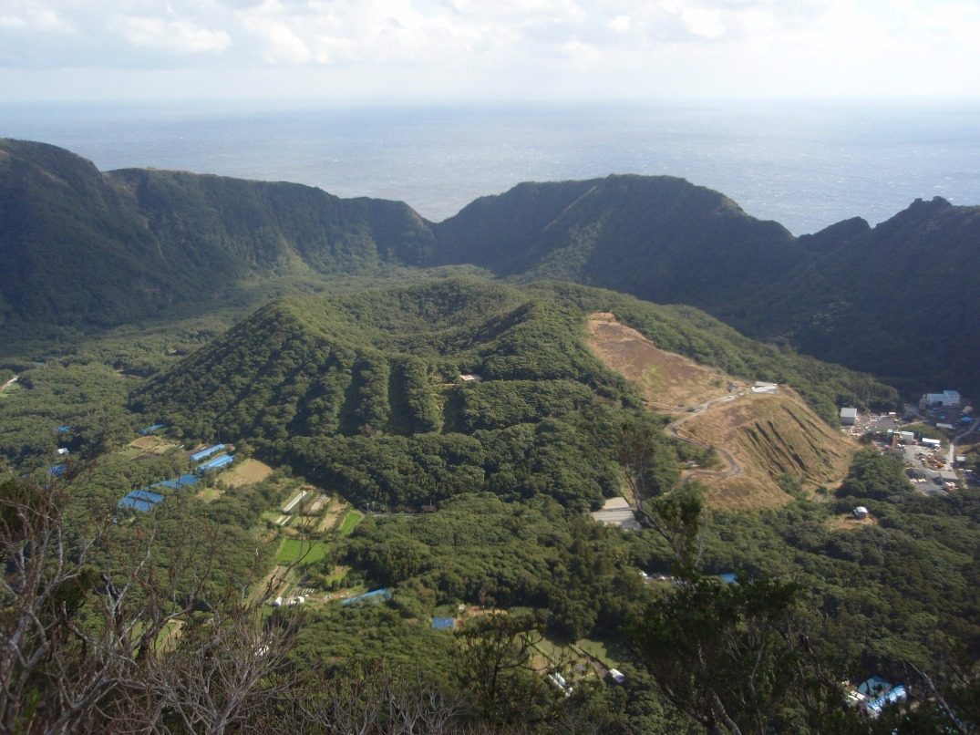青ヶ島へ車なしで八丈島からヘリ20分｜宿の送迎と船の運賃比較