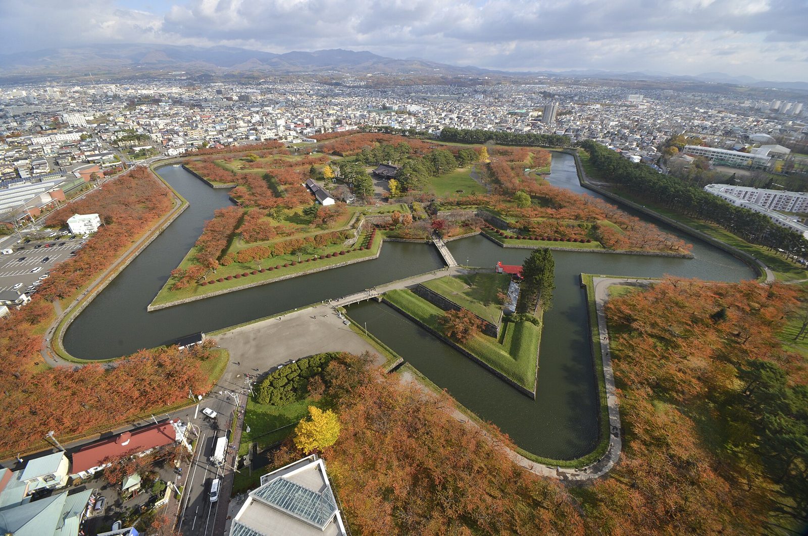 五稜郭公園の紅葉へ車なしで行く方法｜函館駅から市電270円・シャトルバス