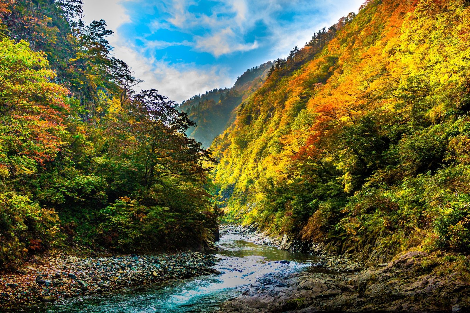 清津峡の紅葉へ車なしで行く方法｜見頃11月上旬〜中旬・湯沢発ツアーバス