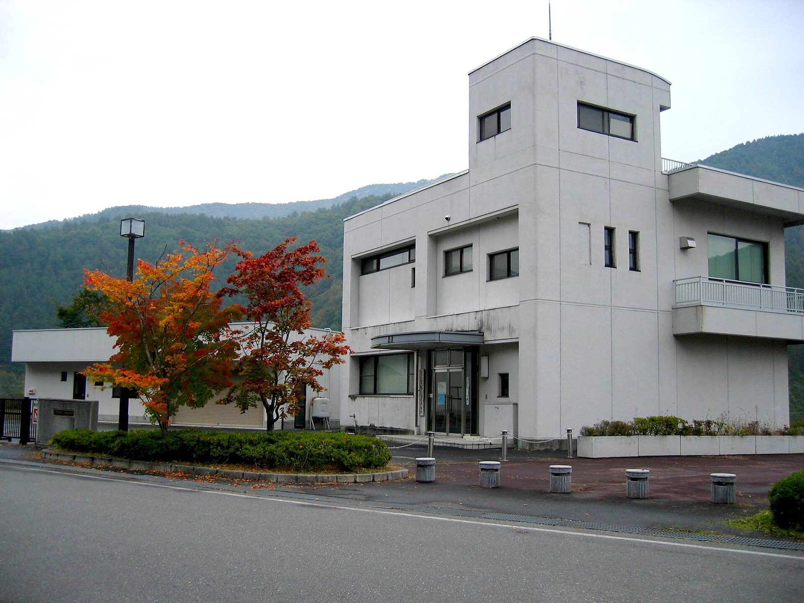 もみじ湖(箕輪ダム)の紅葉へ車なしで行く方法｜紅葉祭り2026年10月31日〜11月15日・伊那松島駅からタクシー20分